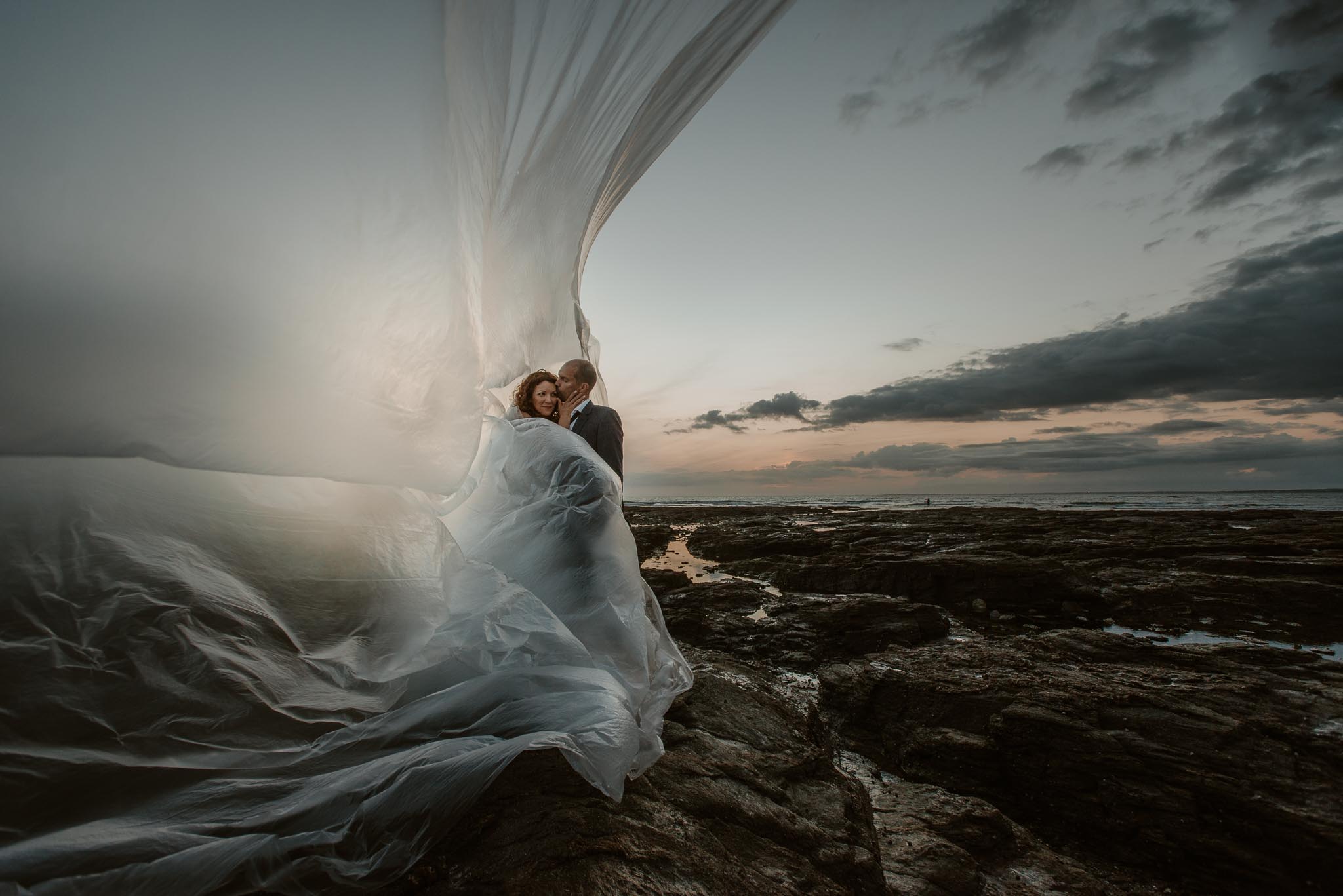 Séance couple artistique après mariage onirique & poétique sur la plage au bord de l’Océan près de la Baule par Geoffrey Arnoldy photographe