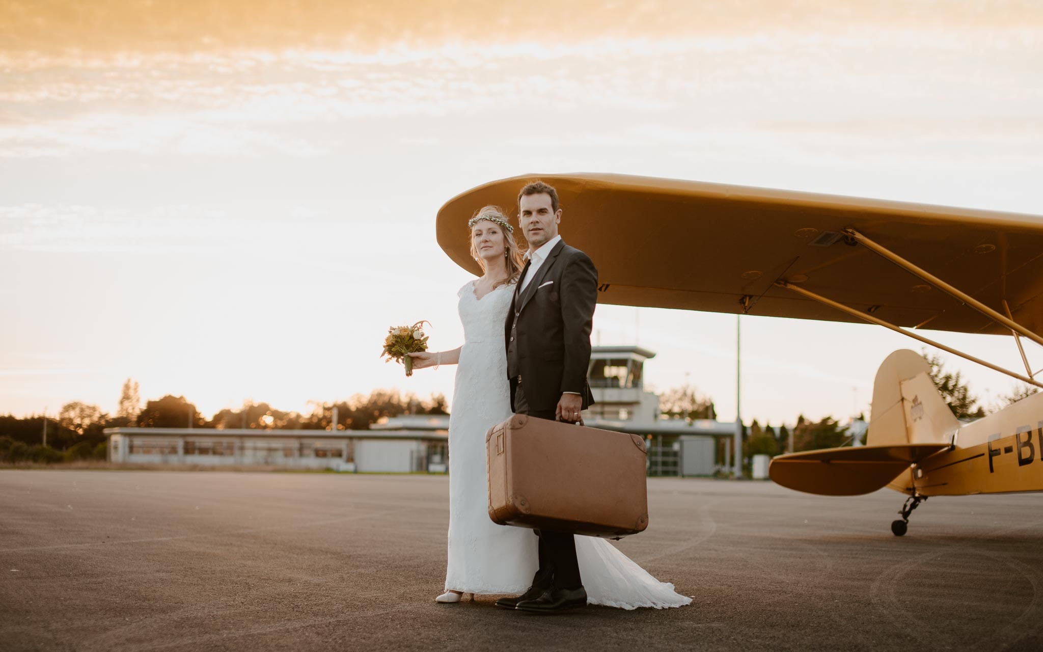 photo d’une séance de couple day-after poétique & romantique sur le thème du voyage à l’aérodrome d’Ancenis par Geoffrey Arnoldy photographe