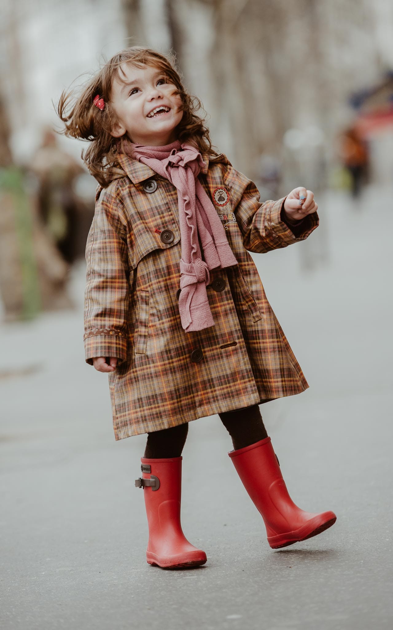 Séance photo de famille parents enfant en extérieur, à l’ambiance poétique et intemporelle en hiver à Paris par Geoffrey Arnoldy photographe