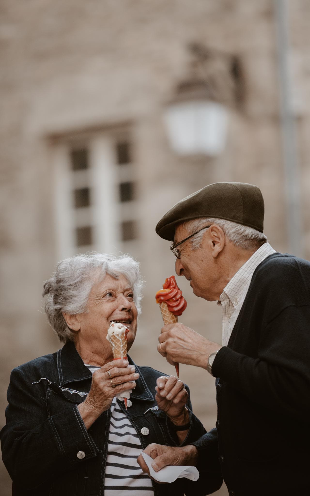 Séance photo lifestyle de grands-parents à Guérande et dans les marais salants par Geoffrey Arnoldy photographe