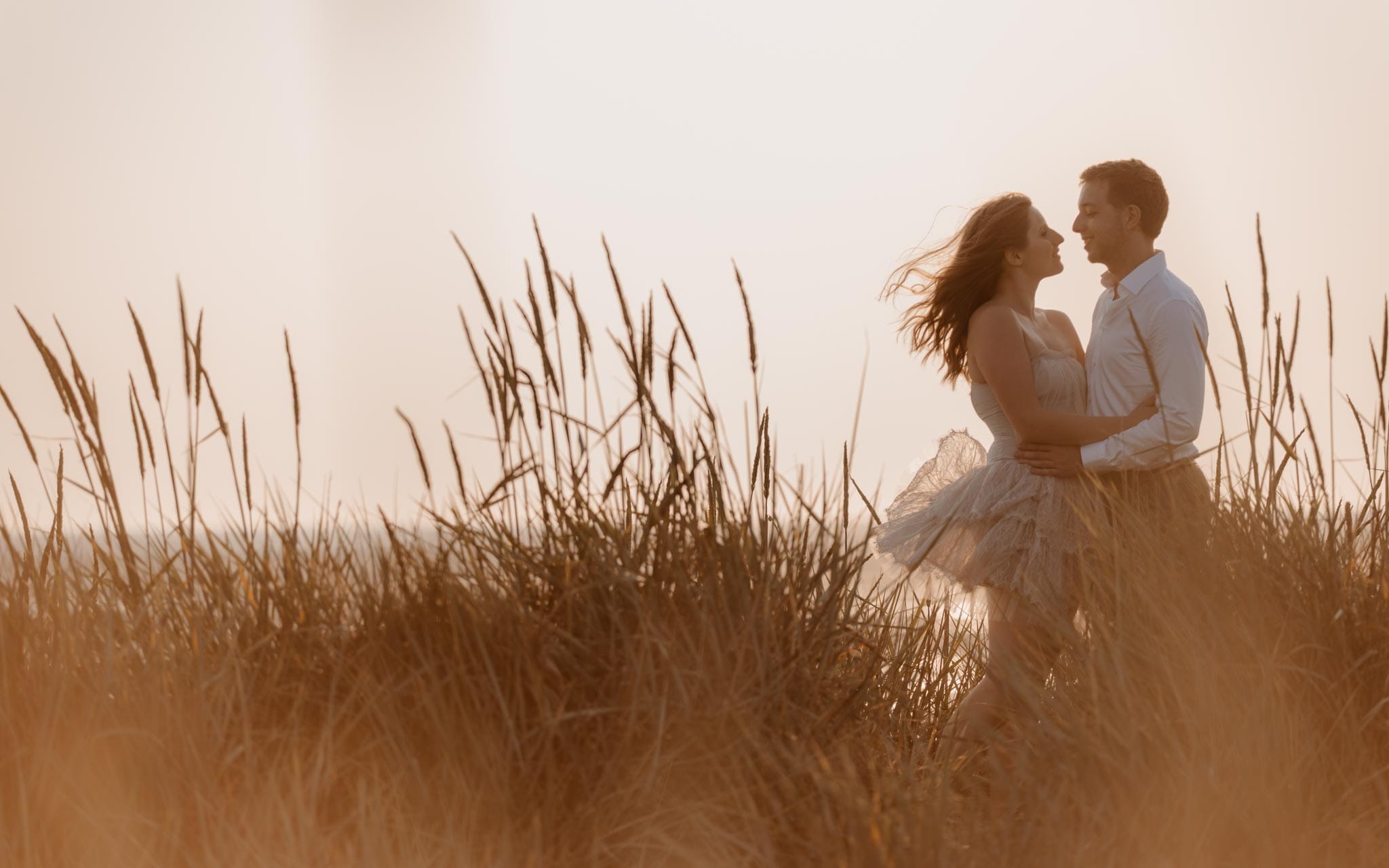 séance engagement romantique d’un couple sur la plage en côte d’Opale par Geoffrey Arnoldy photographe