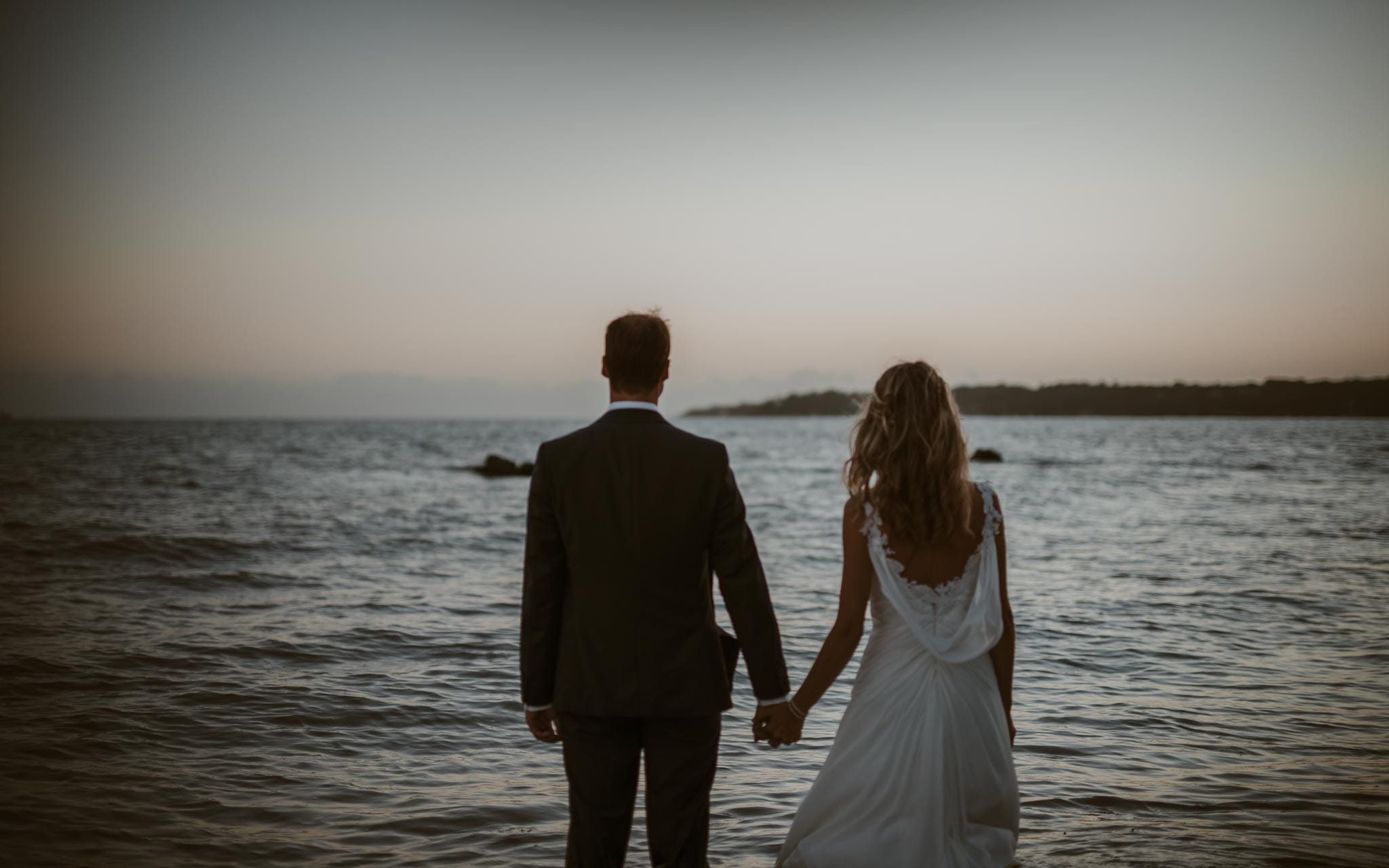 photo d’une séance couple day-after poétique & romantique sur la plage au bord de l’océan à Saint Nazaire par Geoffrey Arnoldy photographe