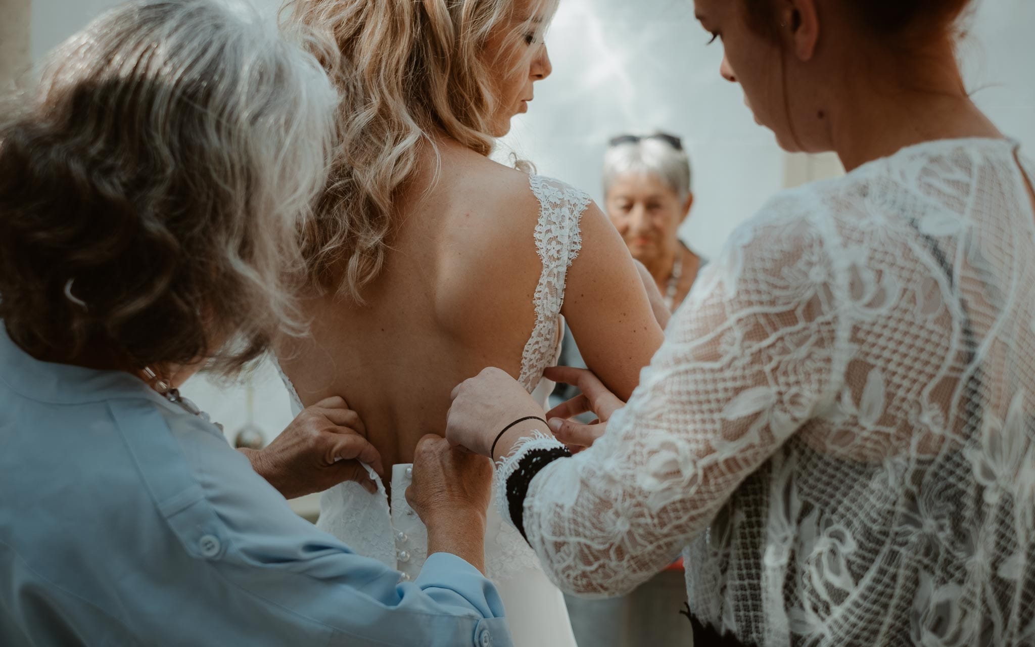 photographies d’une mariée chic et d’un gendarme à Angers et Durval