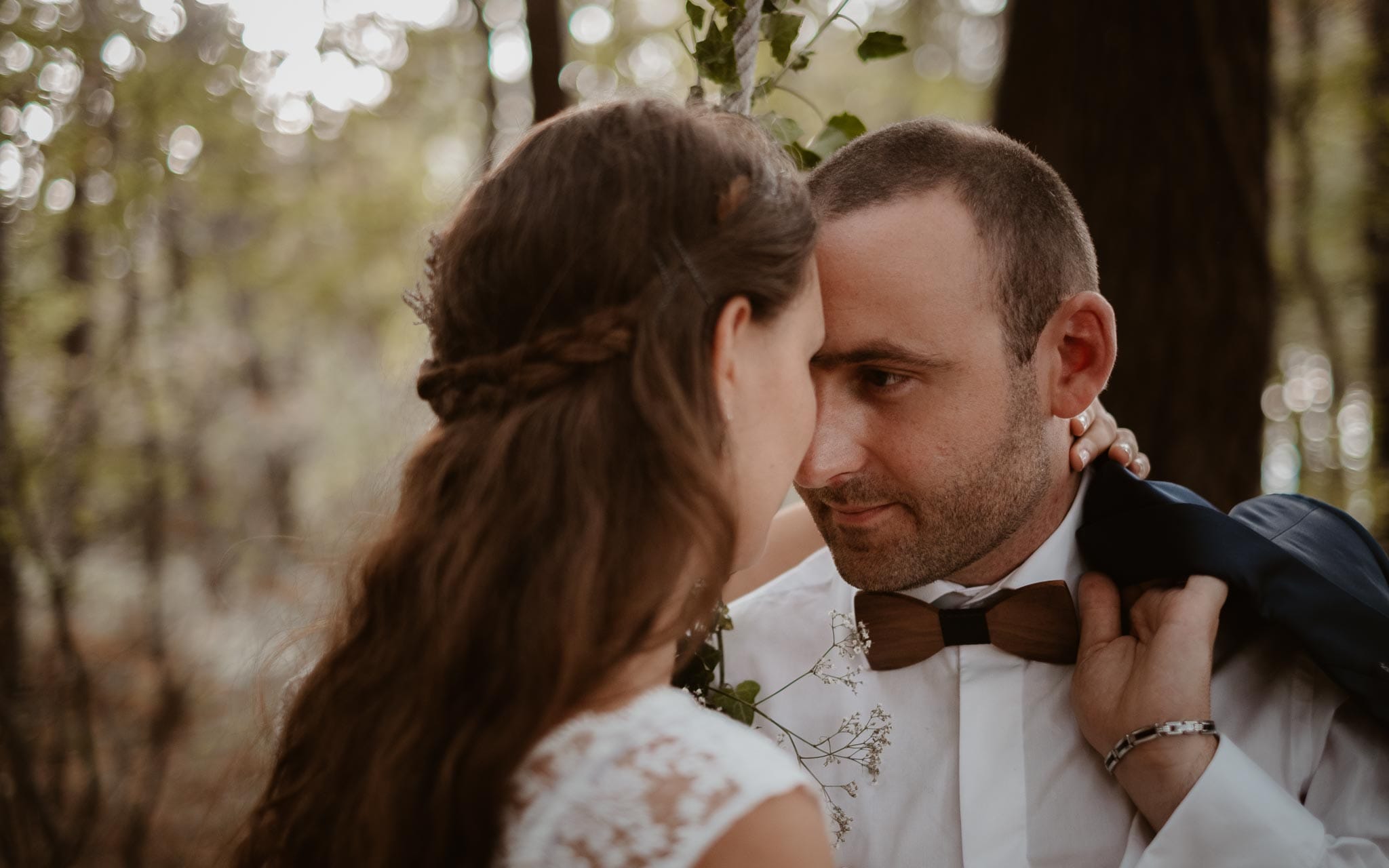 Séance couple après mariage naturelle et romantique dans une forêt en Vendée par Geoffrey Arnoldy photographe