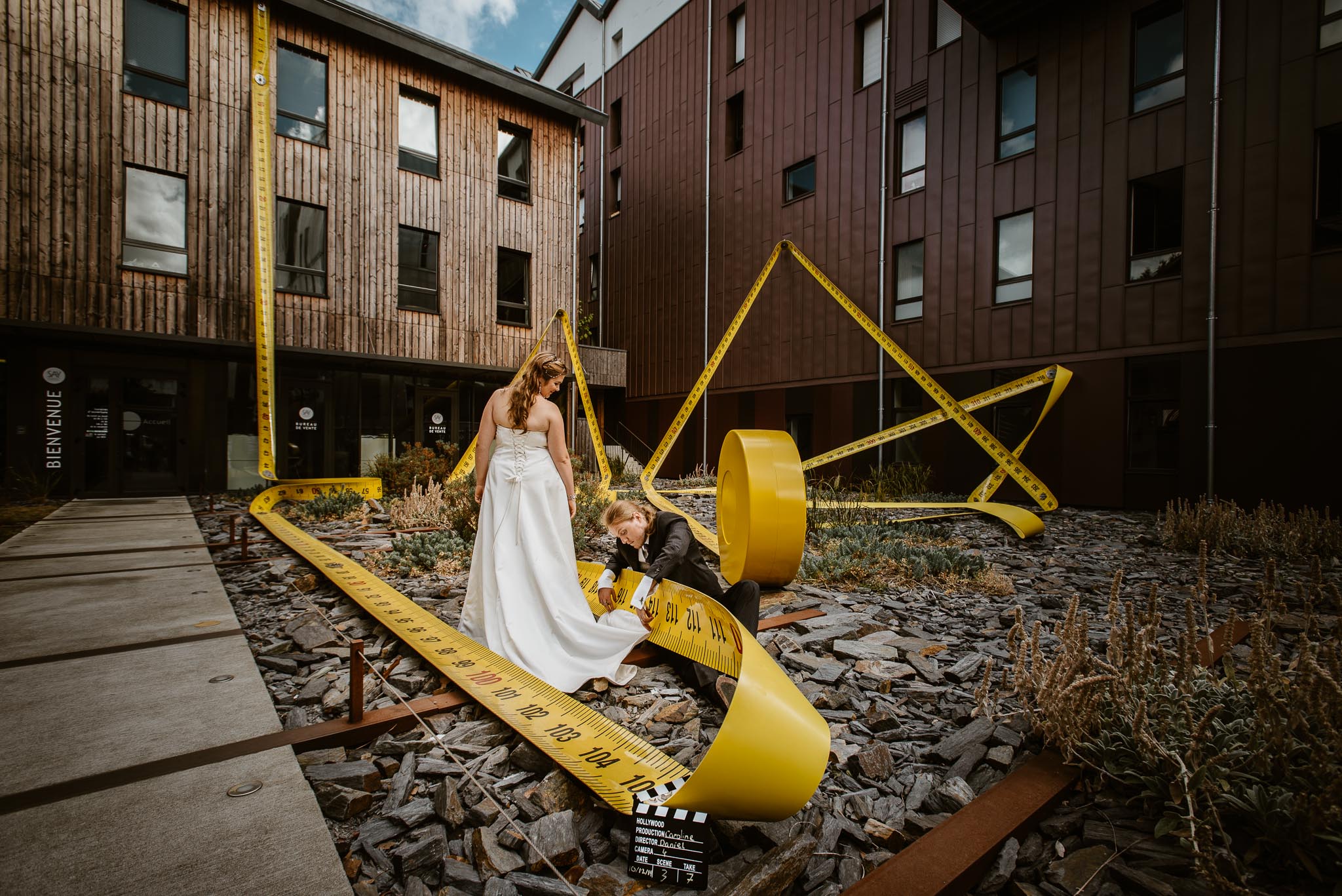 Séance couple artistique après mariage créative et décalée autour d’une oeuvre du Voyage à Nantes par Geoffrey Arnoldy photographe