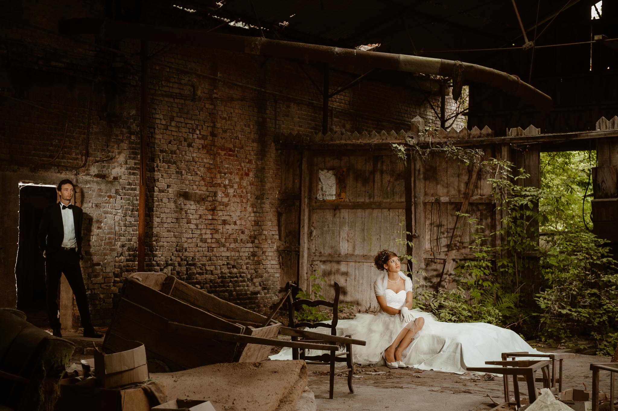 Séance couple après mariage poétique & romantique dans une friche pré-industrielle près de Amiens par Geoffrey Arnoldy photographe