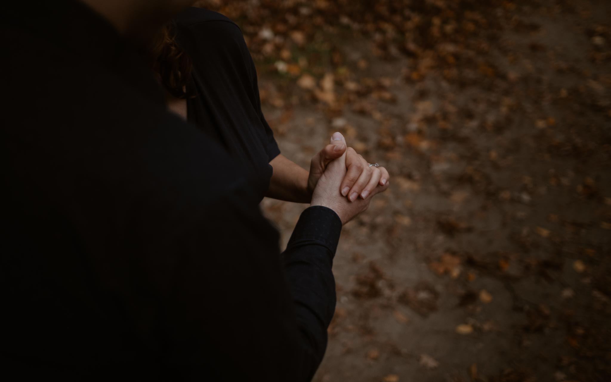 Séance photo de grossesse et futurs parents en extérieur, à l’ambiance poétique, en forêt près de Clisson par Geoffrey Arnoldy photographe