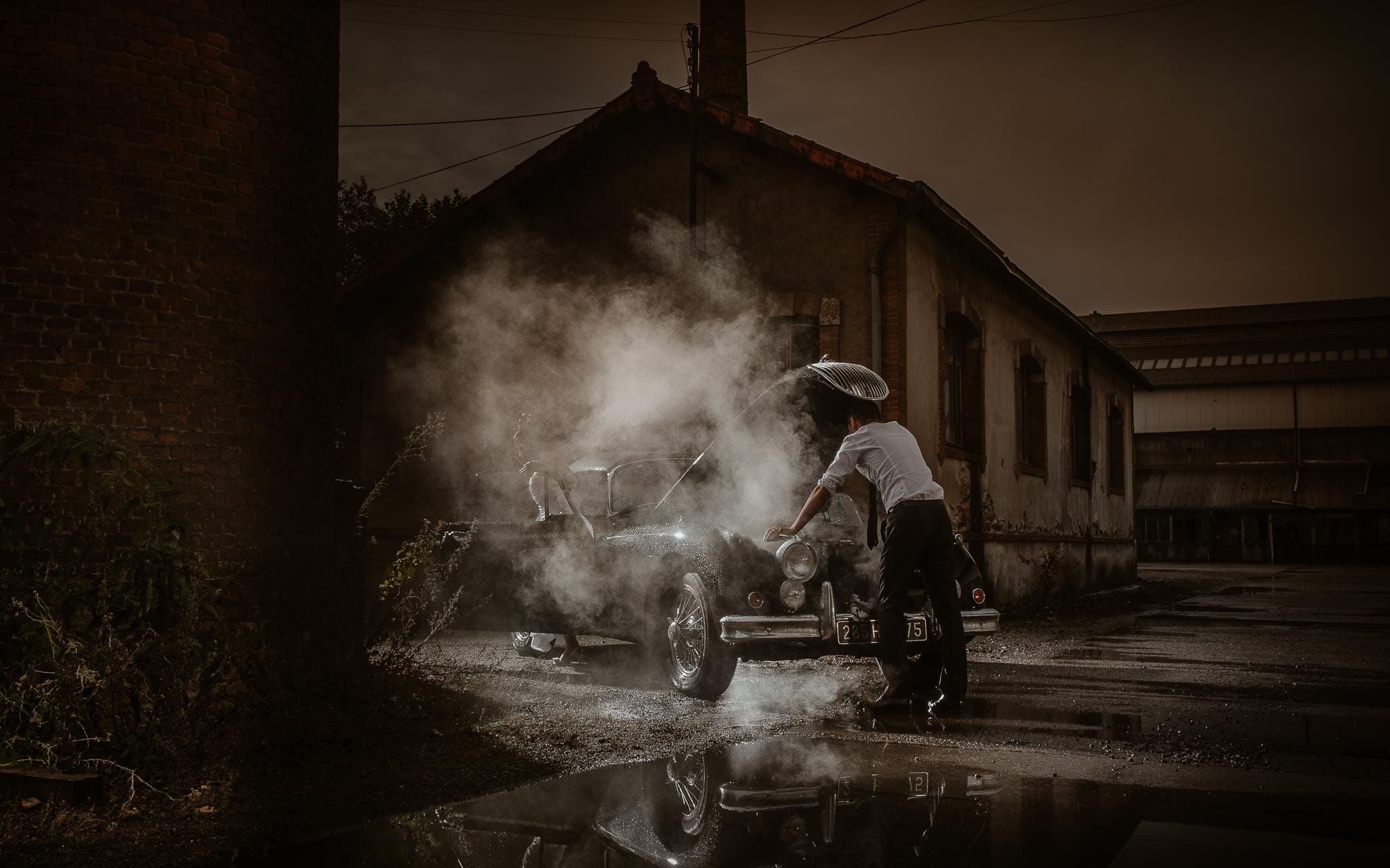 photo d’une séance de couple cinématographique avec une Jaguar ancienne de collection à Nantes par Geoffrey Arnoldy photographe