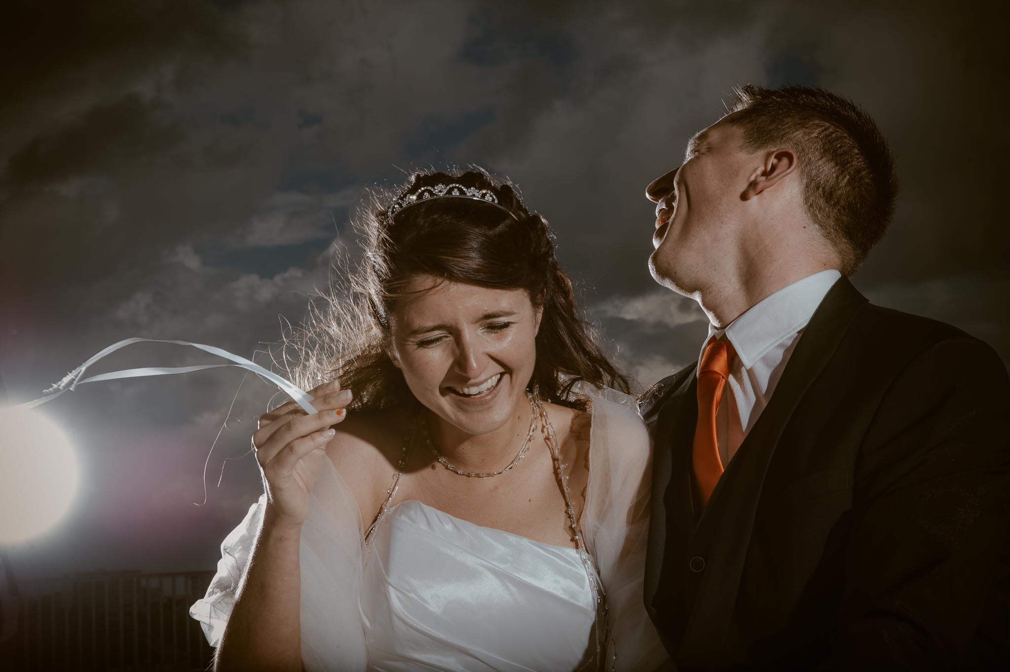 Séance couple après mariage graphique & poétique dans une ambiance industrielle près de Nantes par Geoffrey Arnoldy photographe