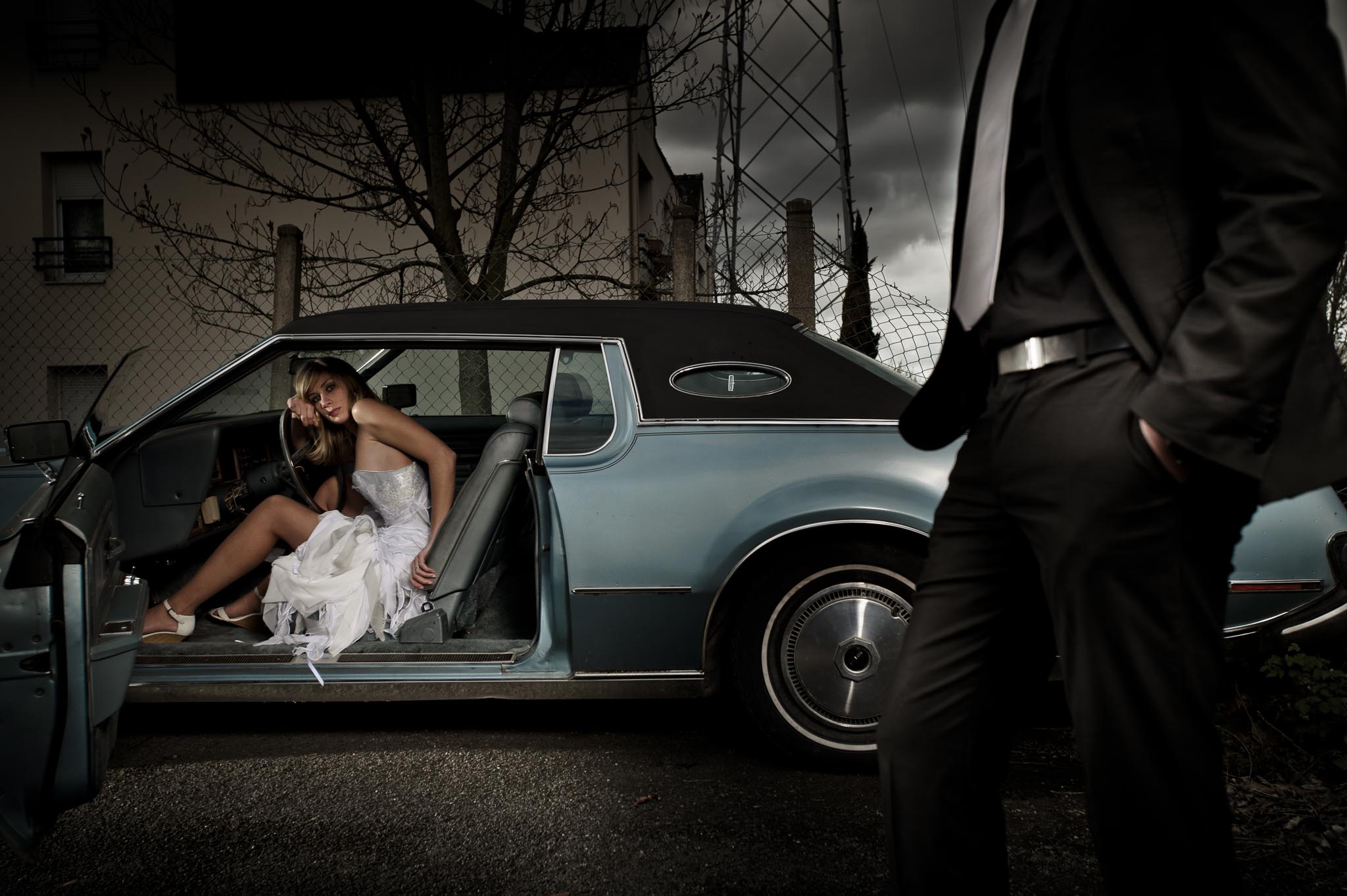 photo d’une séance de couple cinématographique avec une voiture vintage américaine à Nantes par Geoffrey Arnoldy photographe