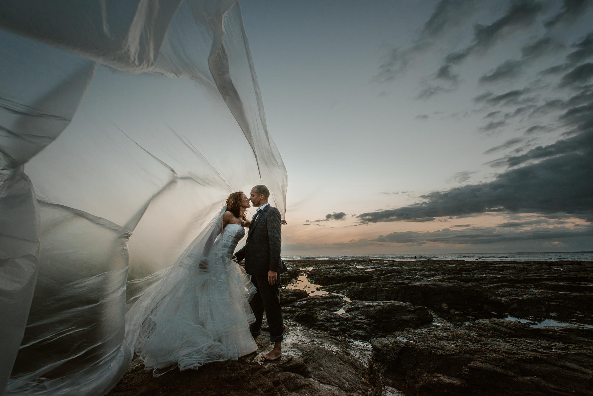 Séance couple artistique après mariage onirique & poétique sur la plage au bord de l’Océan près de la Baule par Geoffrey Arnoldy photographe