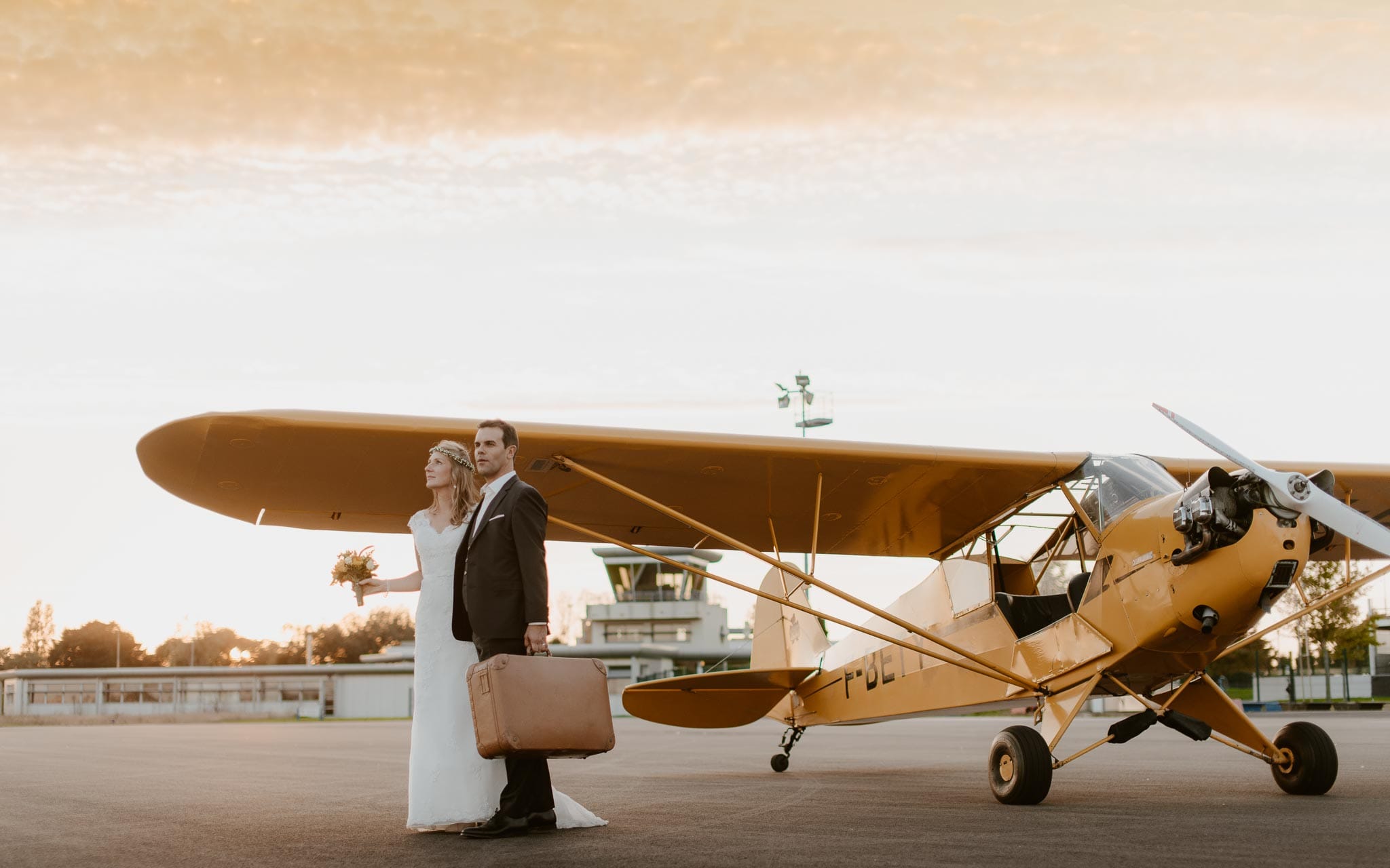 photo d’une séance de couple day-after poétique & romantique sur le thème du voyage à l’aérodrome d’Ancenis par Geoffrey Arnoldy photographe