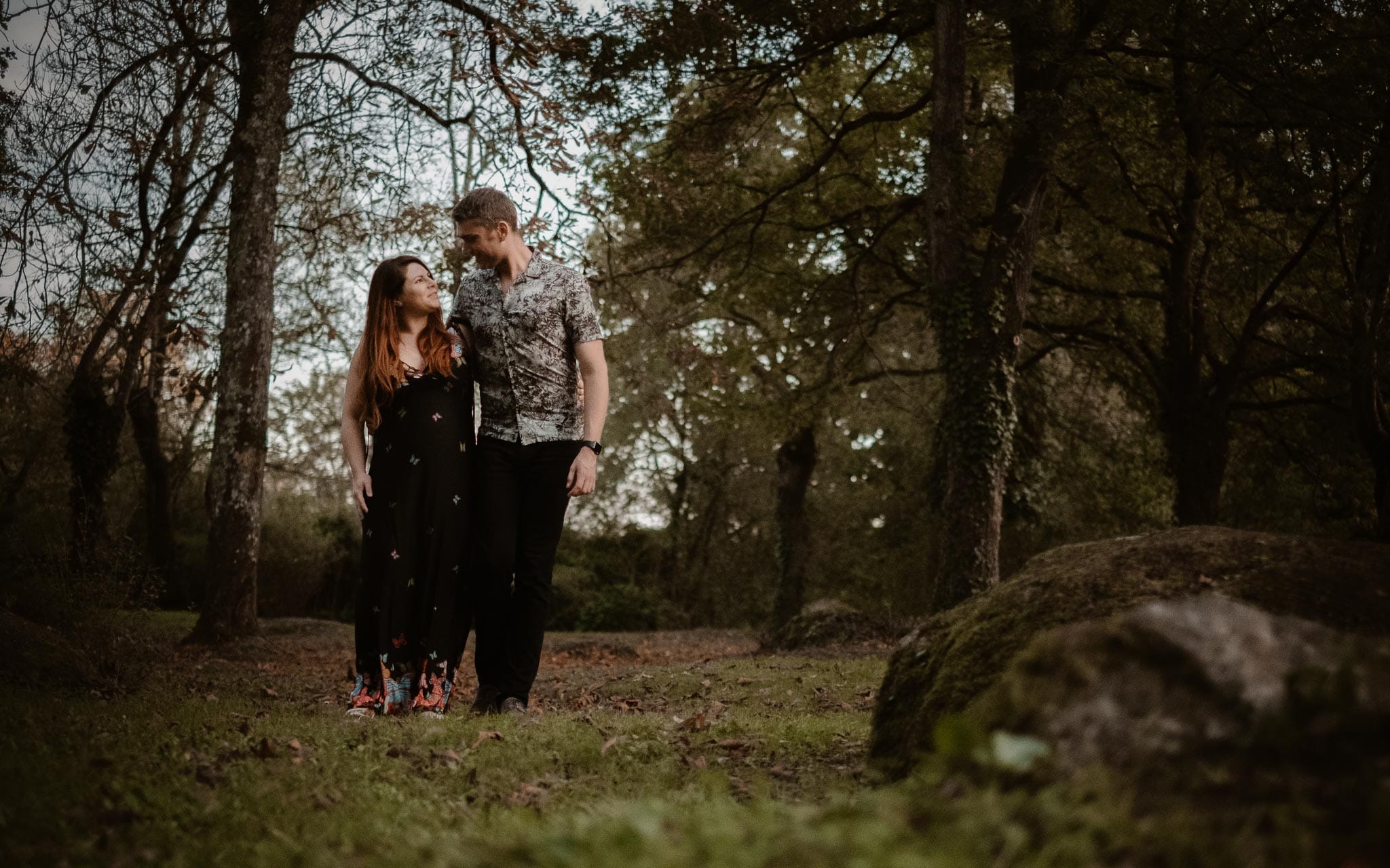 Séance couple femme enceinte en extérieur, à l’ambiance poétique, dans la forêt et au bord de l’eau par Geoffrey Arnoldy photographe