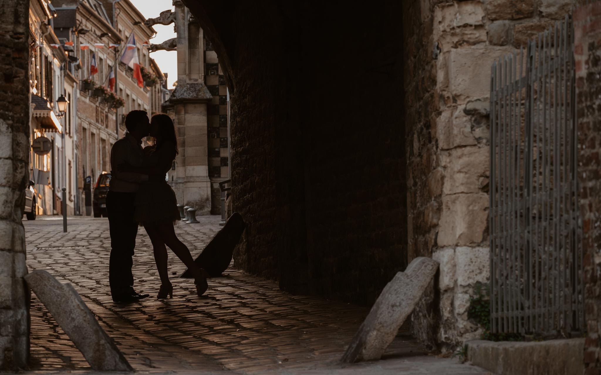 séance photo d’un couple d’amoureux dans les vieilles ruelles pavées de Saint-Valéry-sur-Somme par Geoffrey Arnoldy photographe