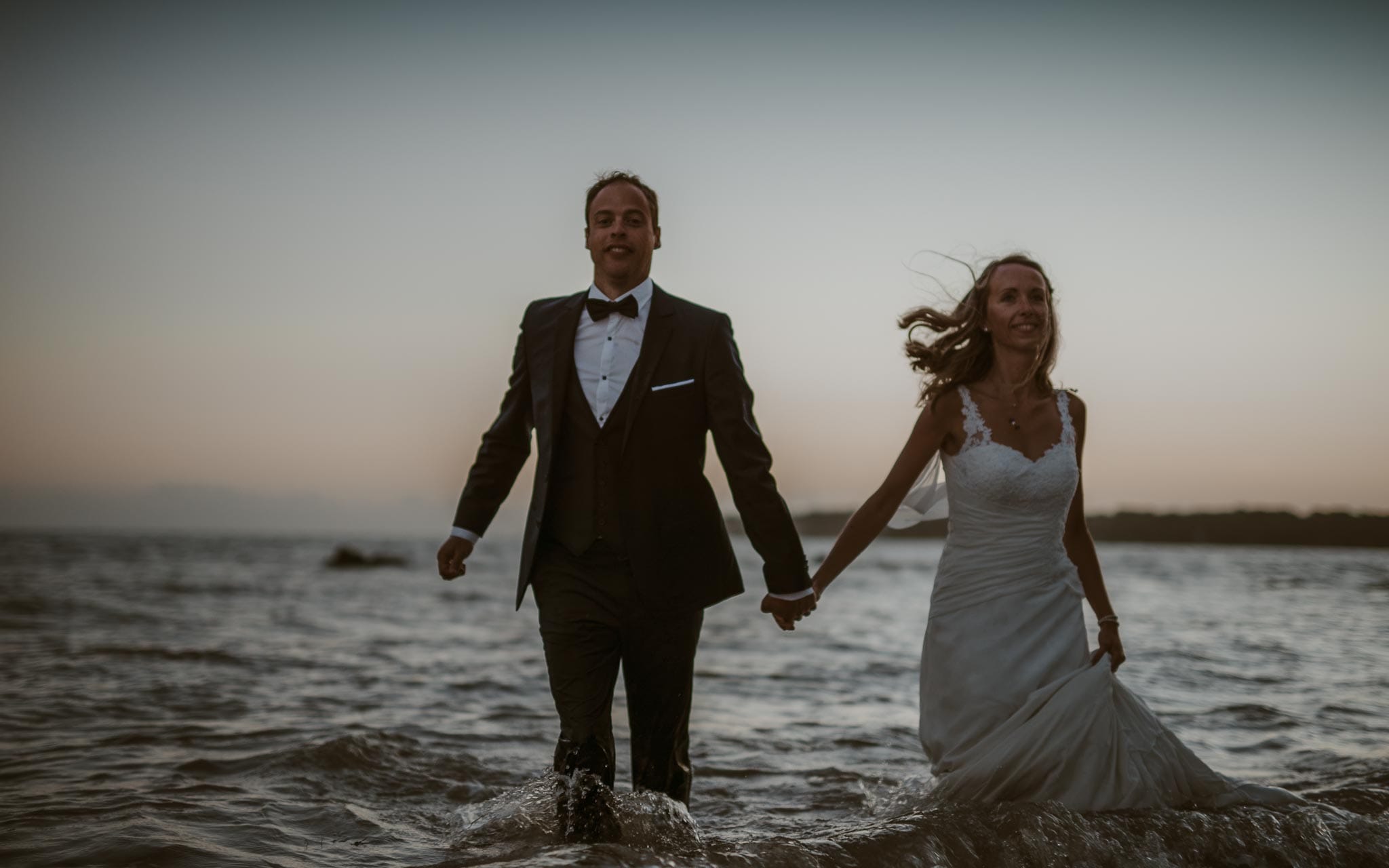 photo d’une séance de couple trash the dress poétique & romantique sur la plage au bord de l’océan à Saint Nazaire par Geoffrey Arnoldy photographe