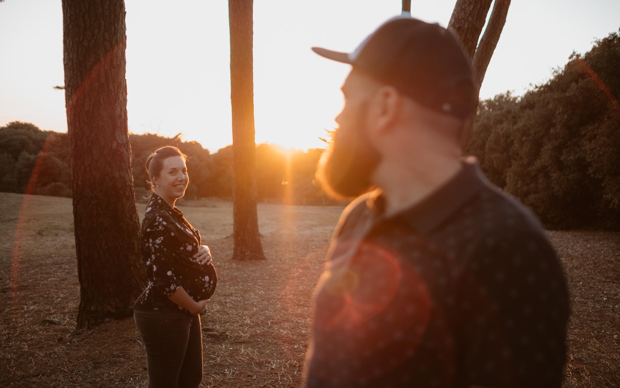 Séance photo de grossesse et futurs parents en extérieur, à l’ambiance poétique et humoristique, en forêt près de la Baule par Geoffrey Arnoldy photographe