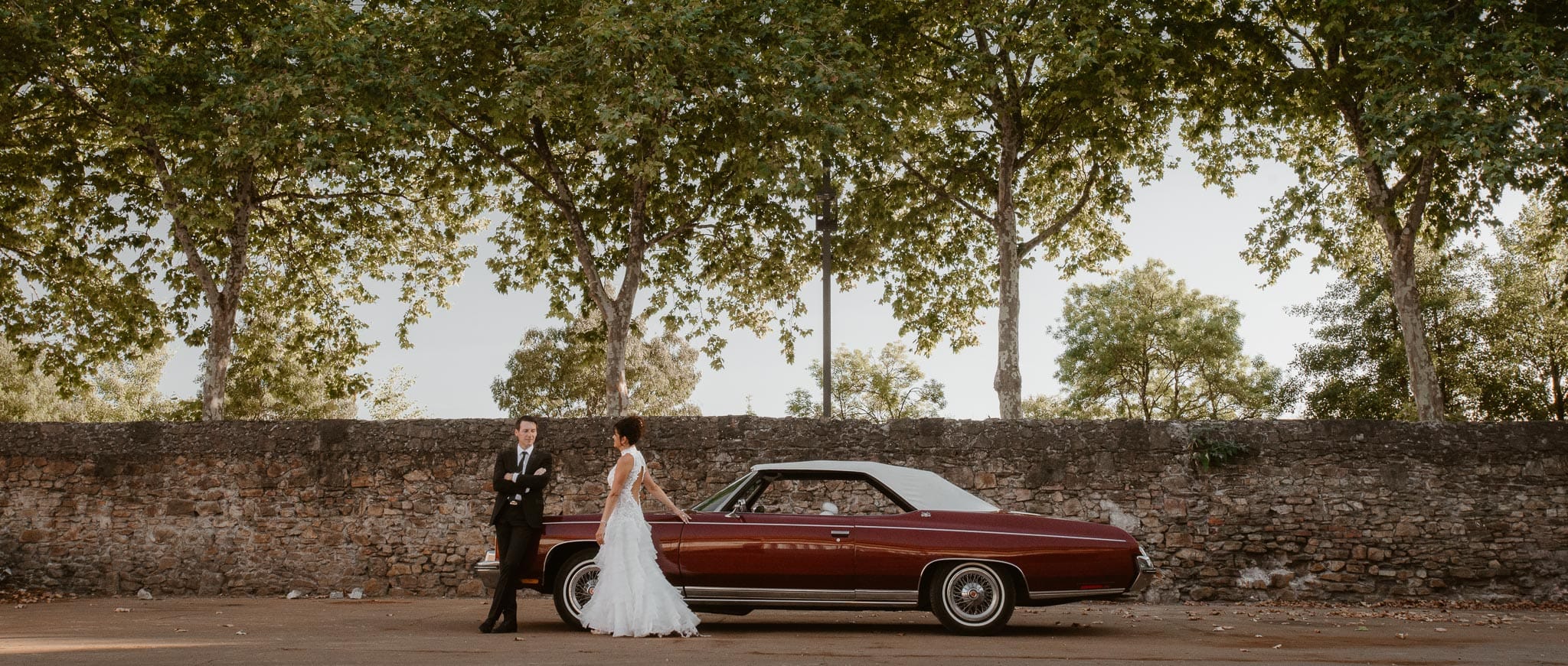 Séance couple après mariage mise en scène avec voiture américaine de collection dans une friche industrielle aux alentours de Nantes par Geoffrey Arnoldy photographe
