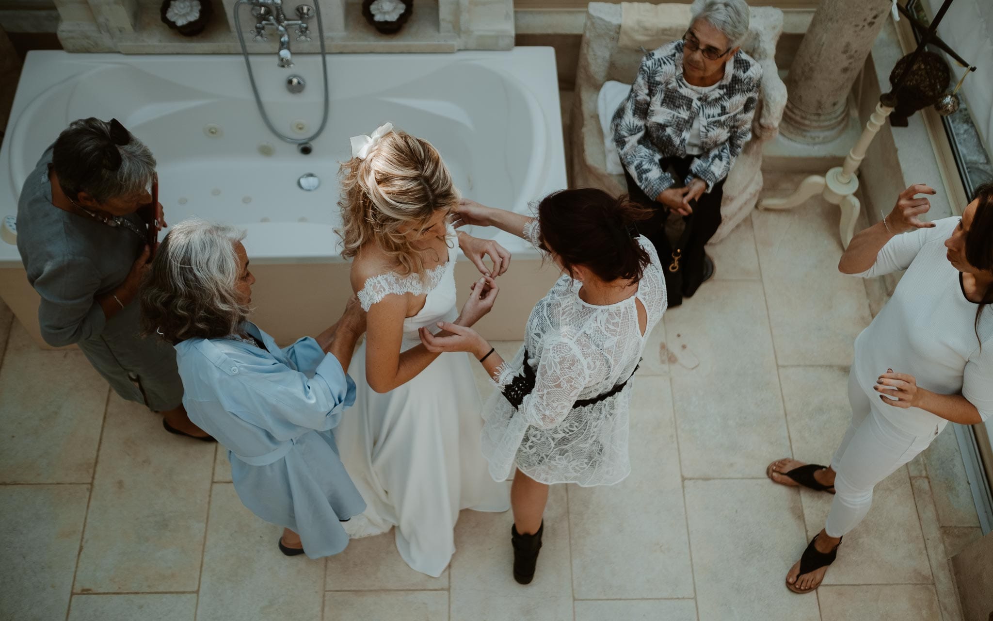 photographies d’une mariée chic et d’un gendarme à Angers et Durval