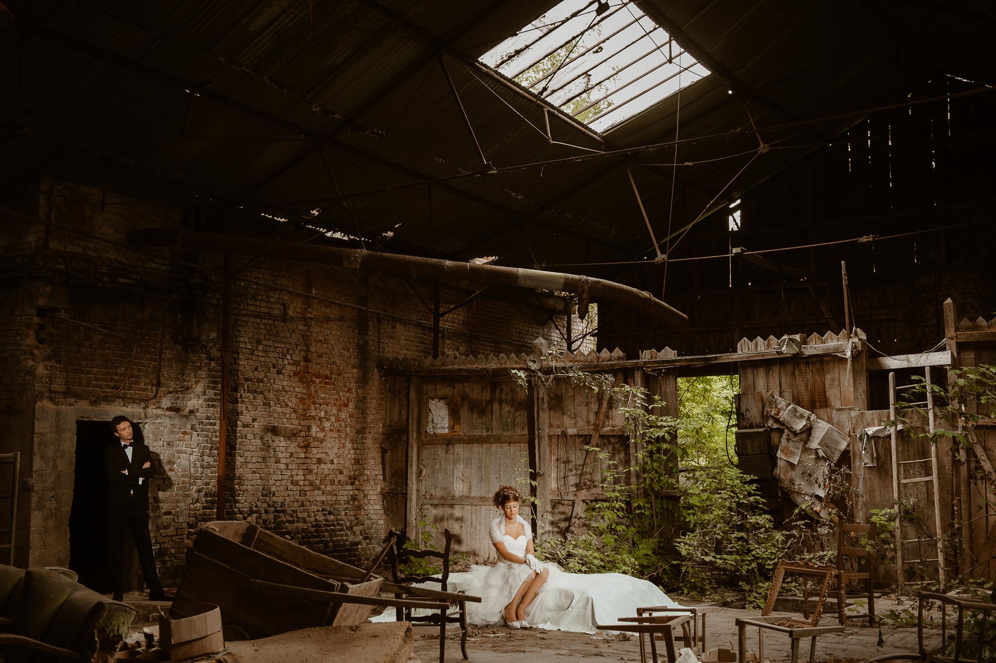 Séance couple après mariage poétique & romantique dans une friche pré-industrielle près de Amiens par Geoffrey Arnoldy photographe