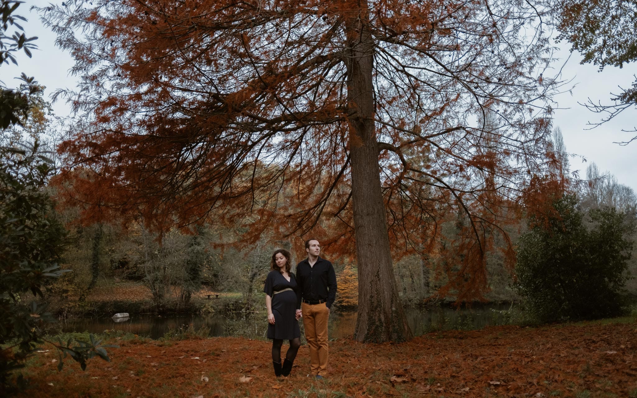 Séance photo de grossesse et futurs parents en extérieur, à l’ambiance poétique, en forêt à l’automne près de Clisson par Geoffrey Arnoldy photographe