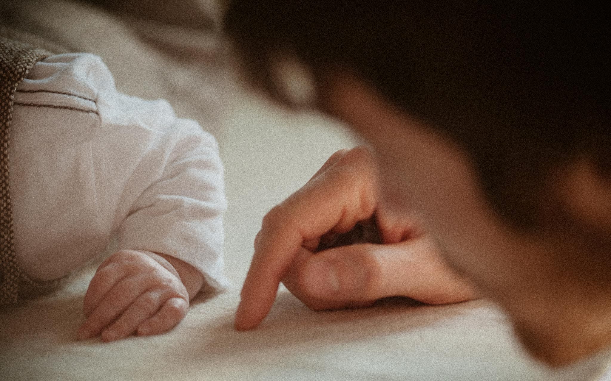 Séance photo lifestyle de famille de jeunes parents et d’un bébé en région parisienne à Saint Germain en Laye par Geoffrey Arnoldy photographe