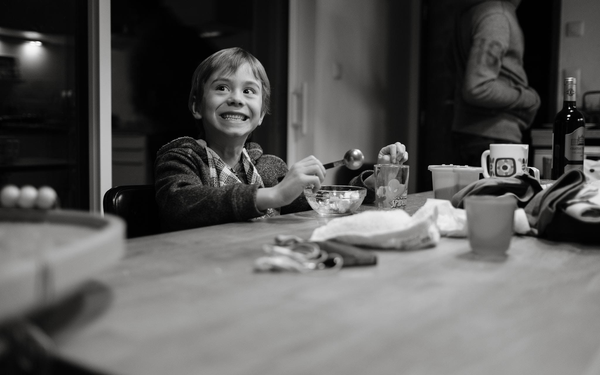 Séance photo lifestyle de reportage à domicile d’une famille à Nantes par Geoffrey Arnoldy photographe