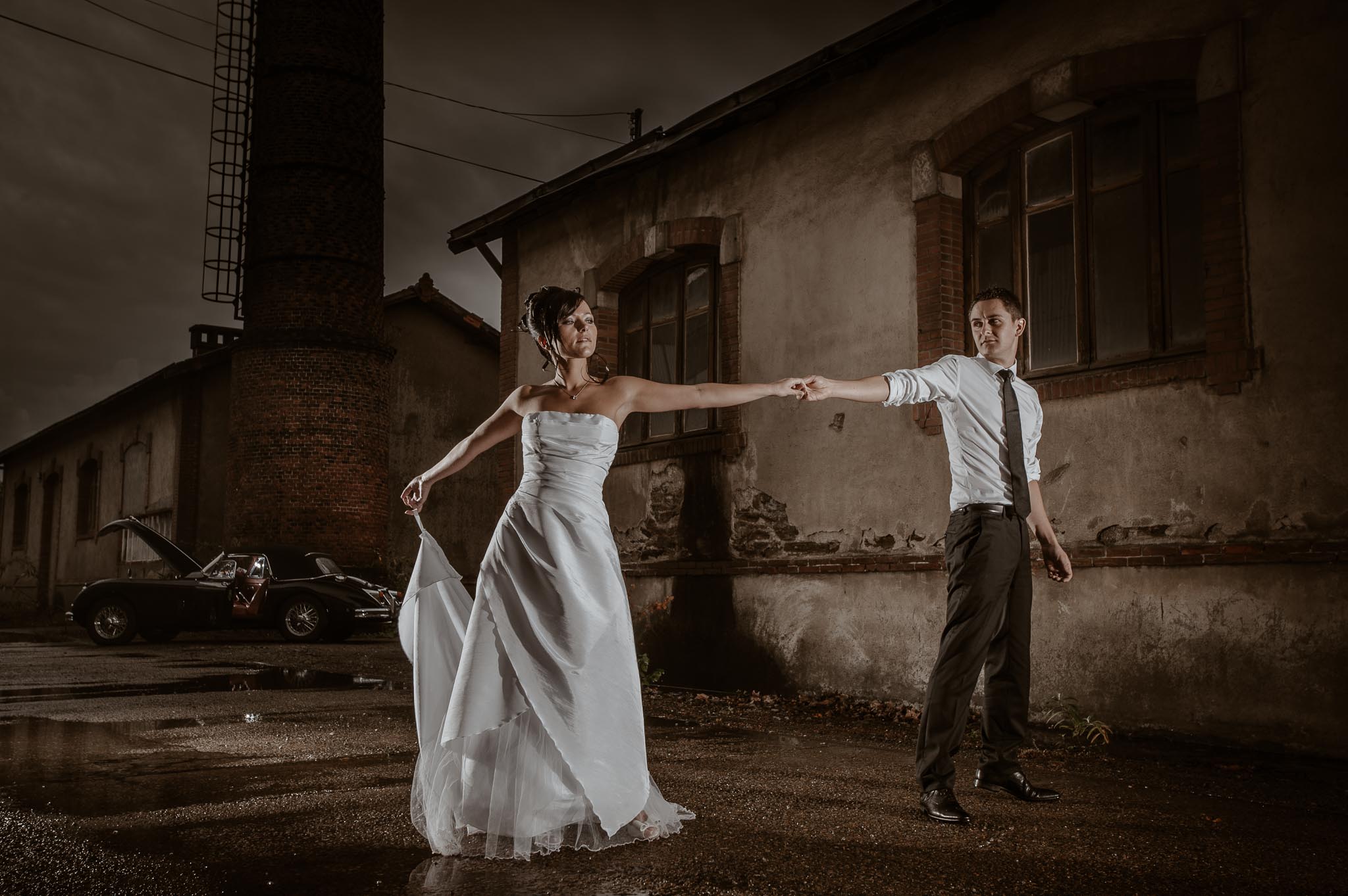 photo d’une séance de couple cinématographique avec une Jaguar ancienne de collection à Nantes par Geoffrey Arnoldy photographe