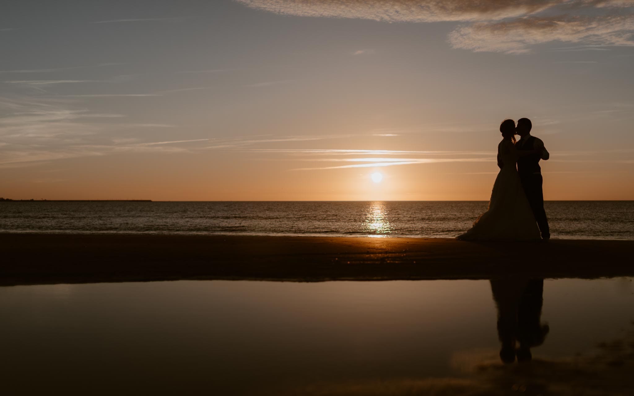 Séance couple après mariage mise en scène poétique et romantique sur la plage à Pornic au coucher de soleil par Geoffrey Arnoldy photographe