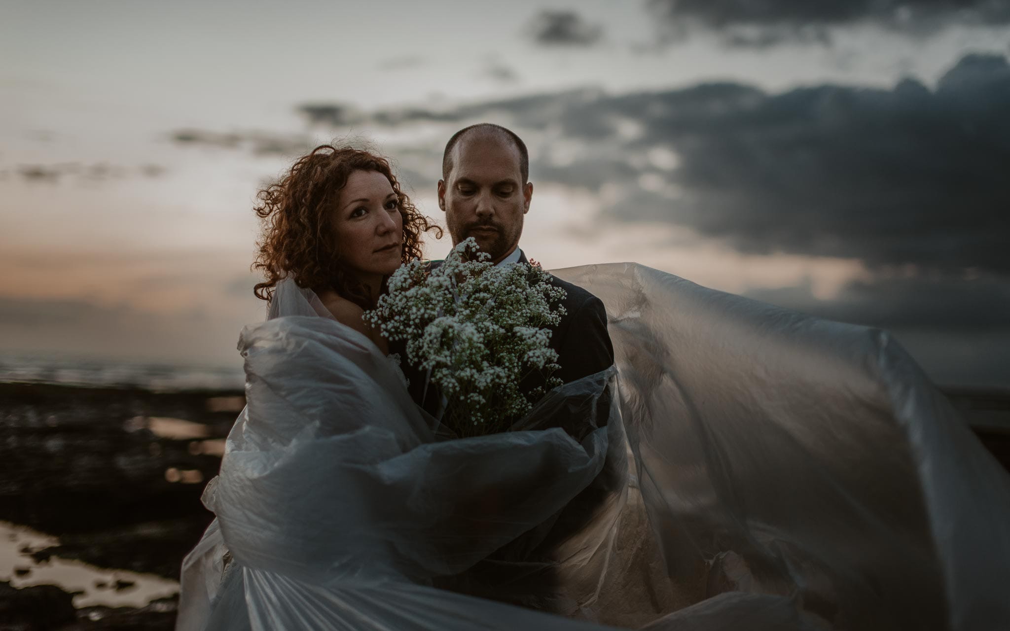 Séance couple artistique après mariage onirique & poétique sur la plage au bord de l’Océan près de la Baule par Geoffrey Arnoldy photographe