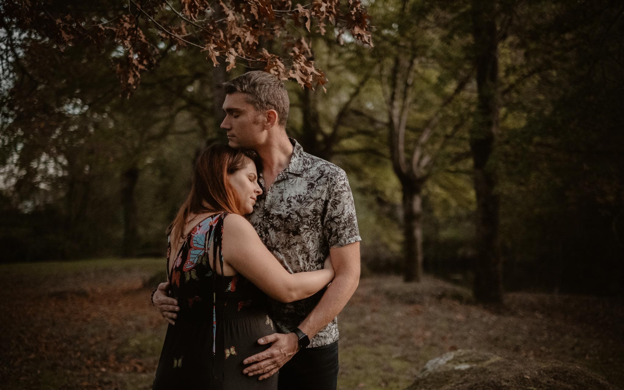 Séance couple femme enceinte en extérieur, à l’ambiance poétique, dans la forêt et au bord de l’eau par Geoffrey Arnoldy photographe