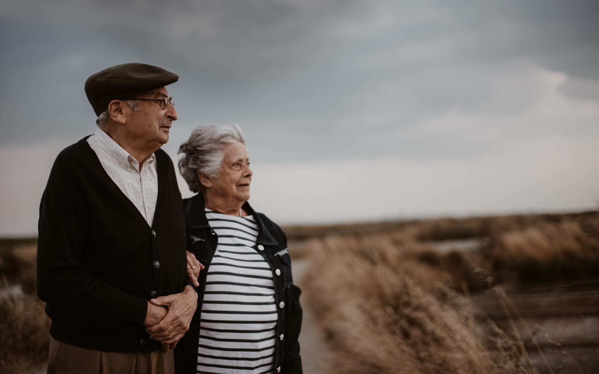 Séance photo lifestyle de grands-parents à Guérande et dans les marais salants par Geoffrey Arnoldy photographe