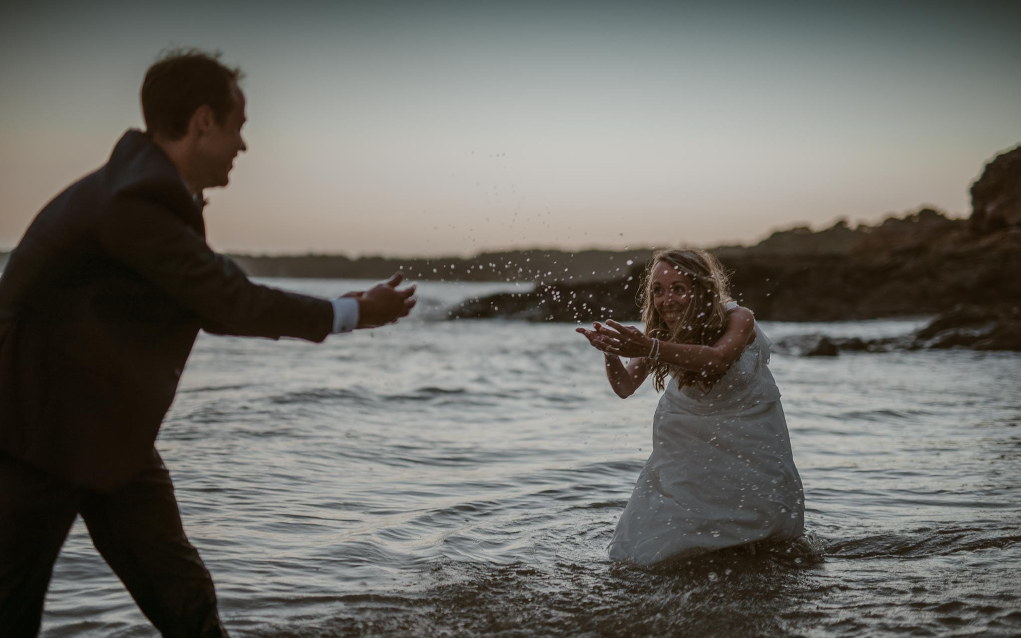 photo d’une séance de couple trash the dress poétique & romantique sur la plage au bord de l’océan à Saint Nazaire par Geoffrey Arnoldy photographe