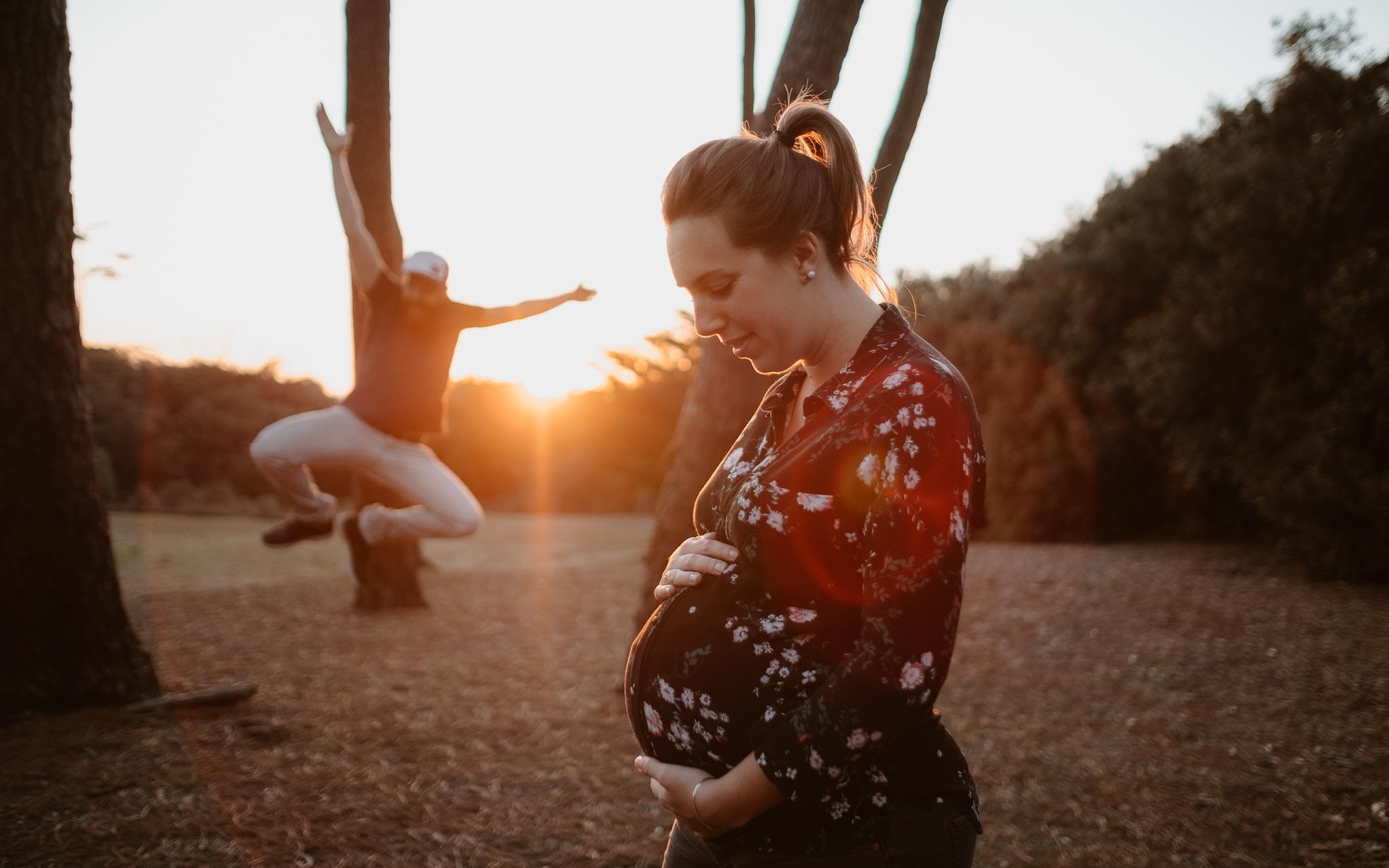 Séance photo de grossesse et futurs parents en extérieur, à l’ambiance poétique et humoristique, en forêt près de la Baule par Geoffrey Arnoldy photographe