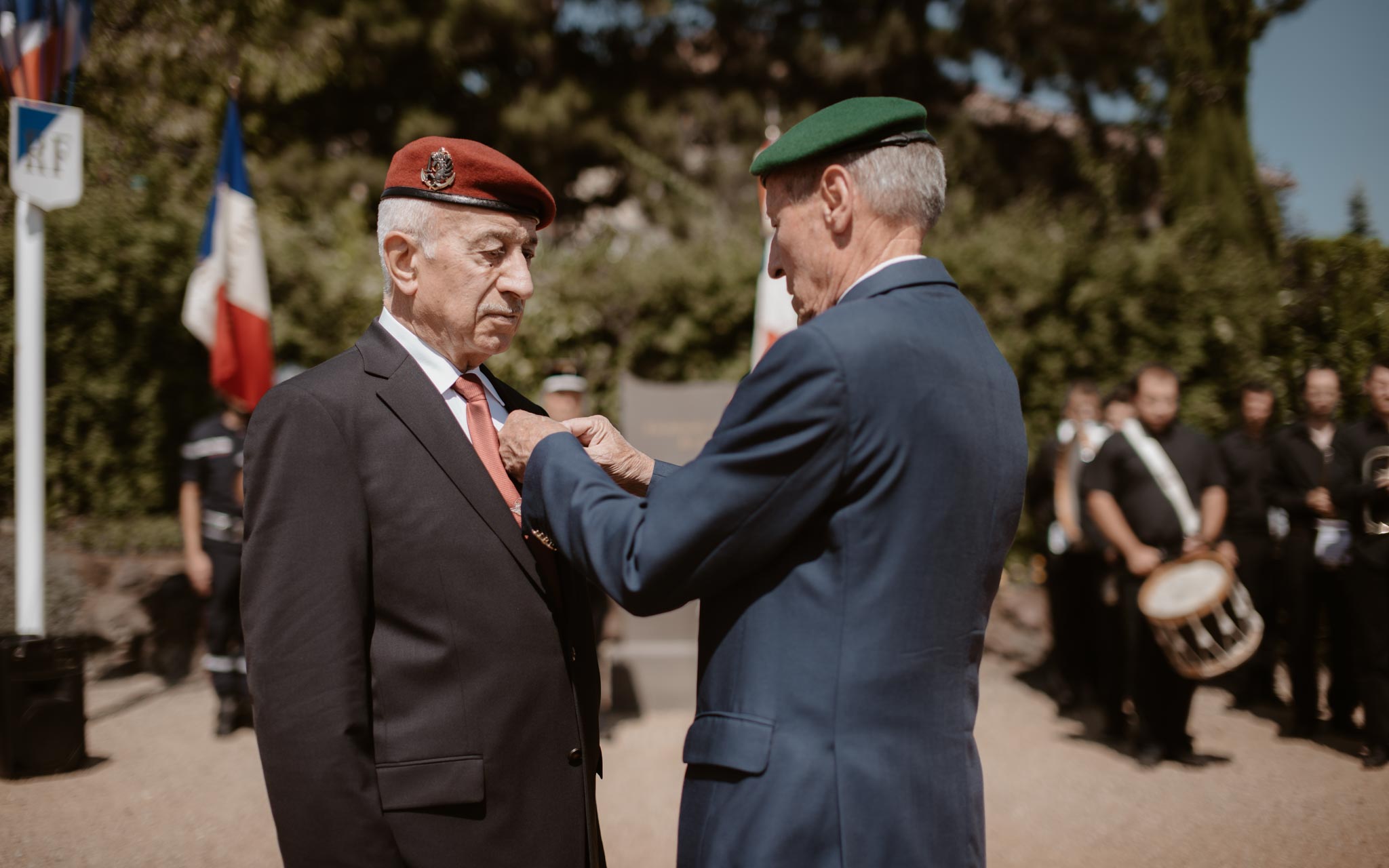 Reportage photo d’un événement familial pour la remise de la légion d’honneur de Yves en Auvergne par Geoffrey Arnoldy photographe