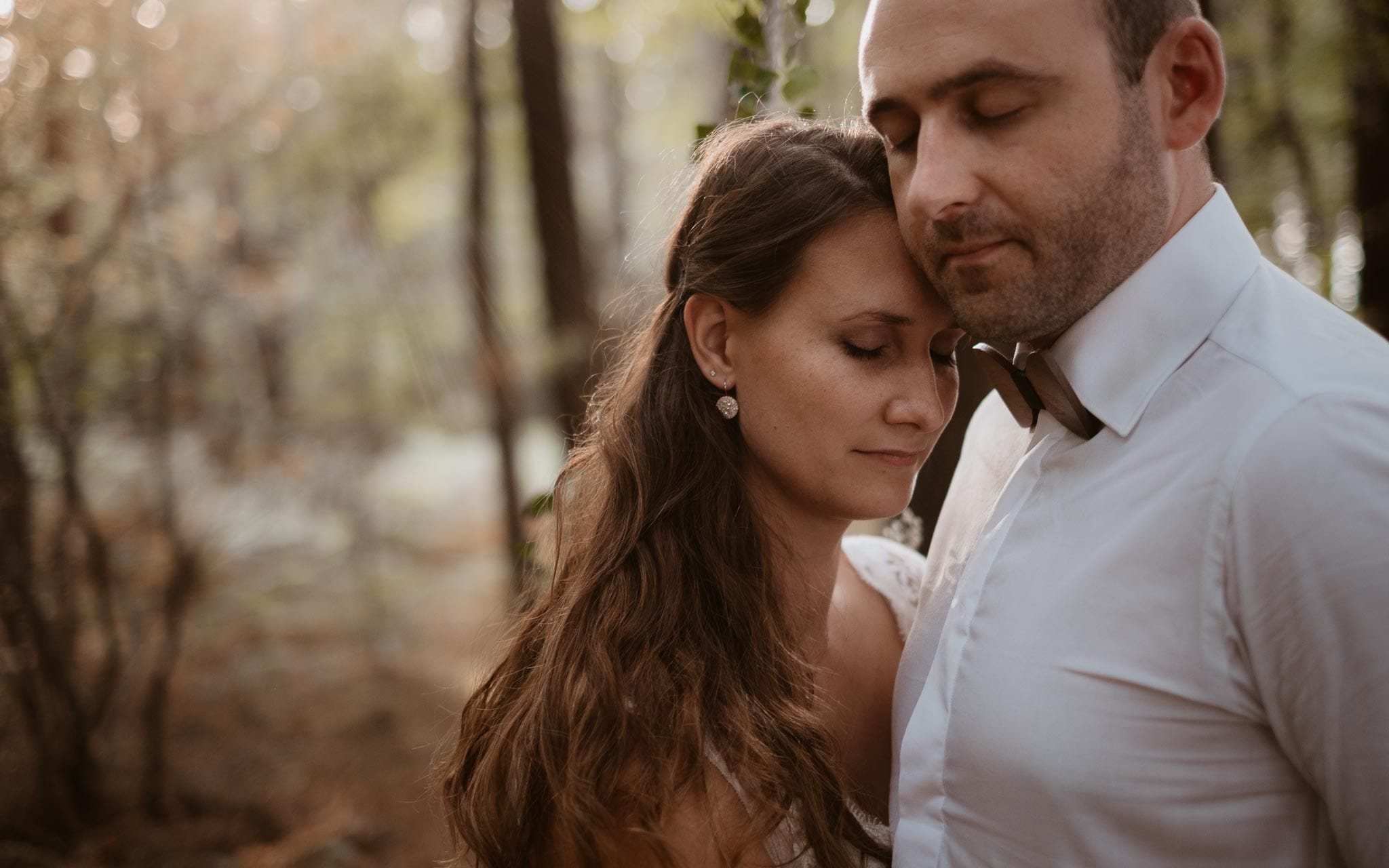 Séance couple après mariage naturelle et romantique dans une forêt en Vendée par Geoffrey Arnoldy photographe