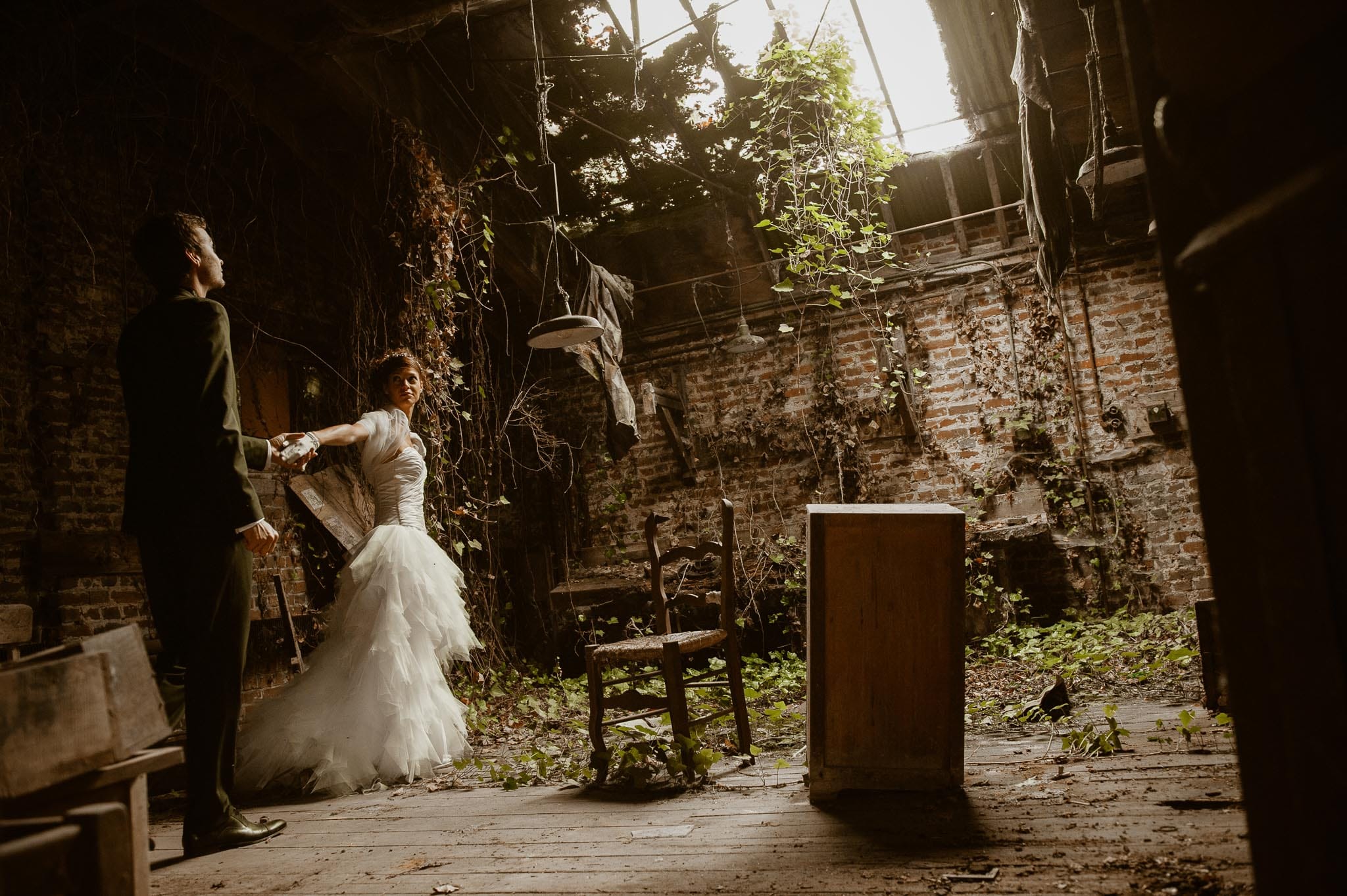 Séance couple après mariage poétique & romantique dans une friche pré-industrielle près de Amiens par Geoffrey Arnoldy photographe