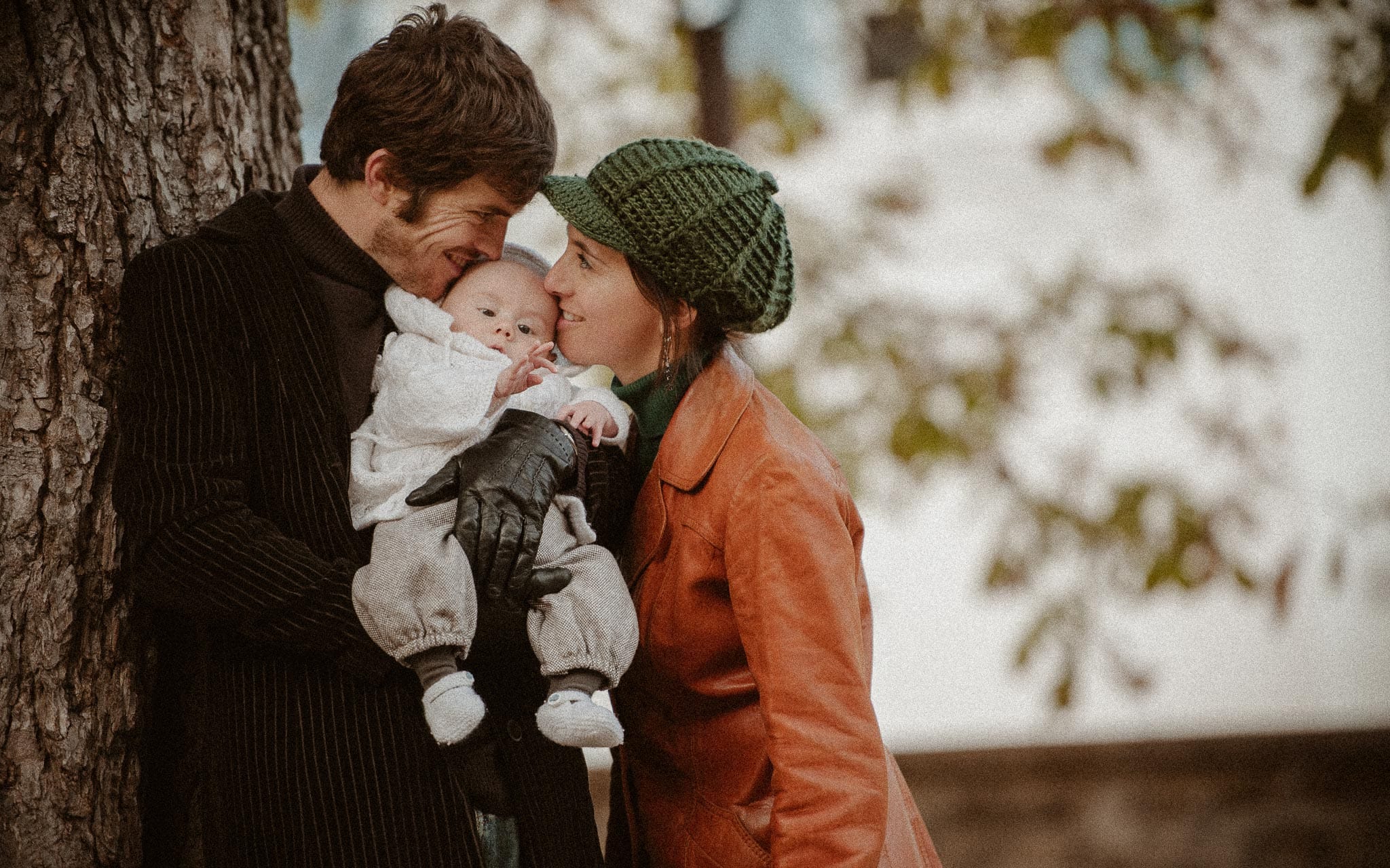 Séance photo lifestyle de famille de jeunes parents et d’un bébé en région parisienne à Saint Germain en Laye par Geoffrey Arnoldy photographe