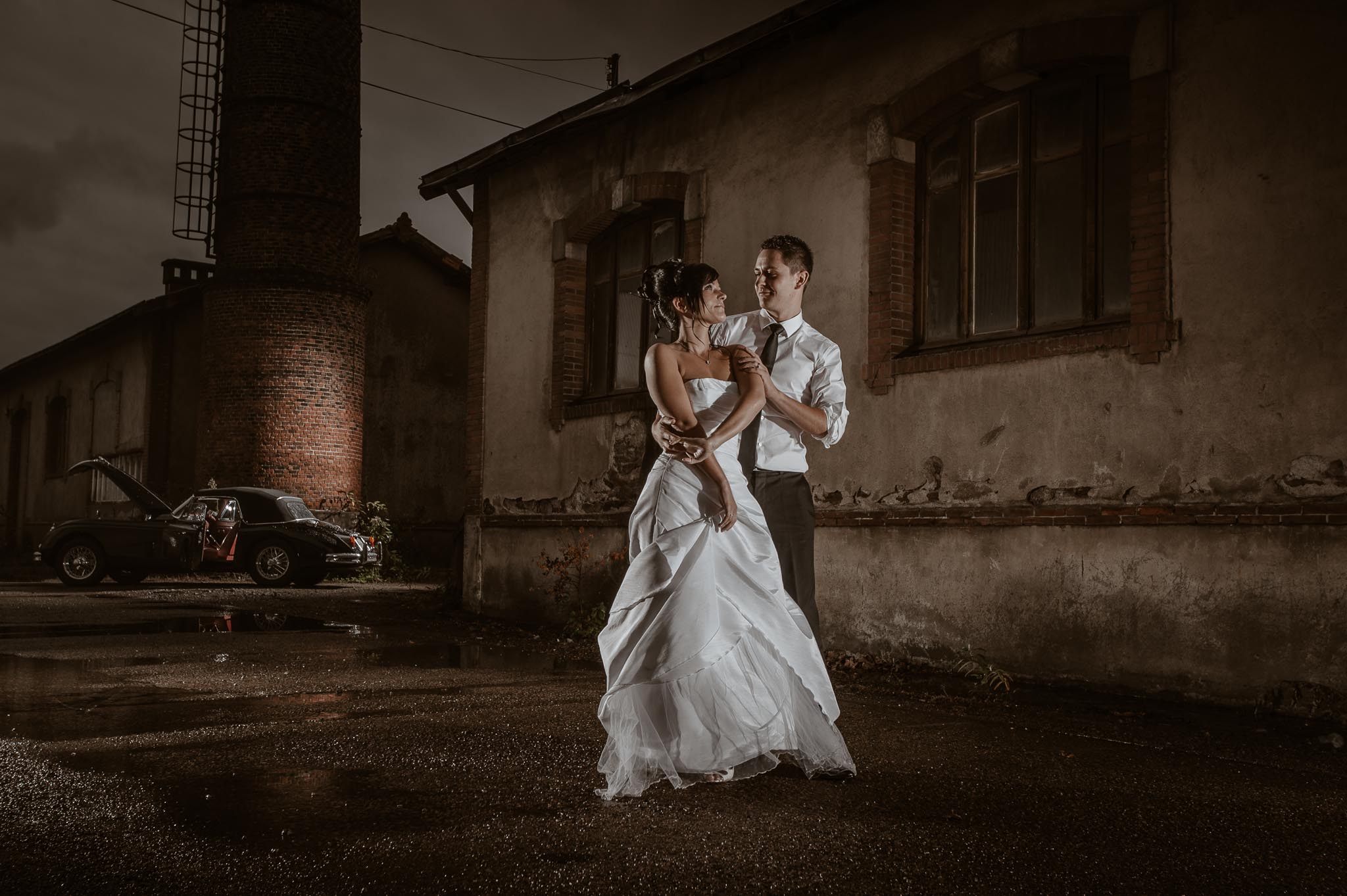 photo d’une séance de couple cinématographique avec une Jaguar ancienne de collection à Nantes par Geoffrey Arnoldy photographe