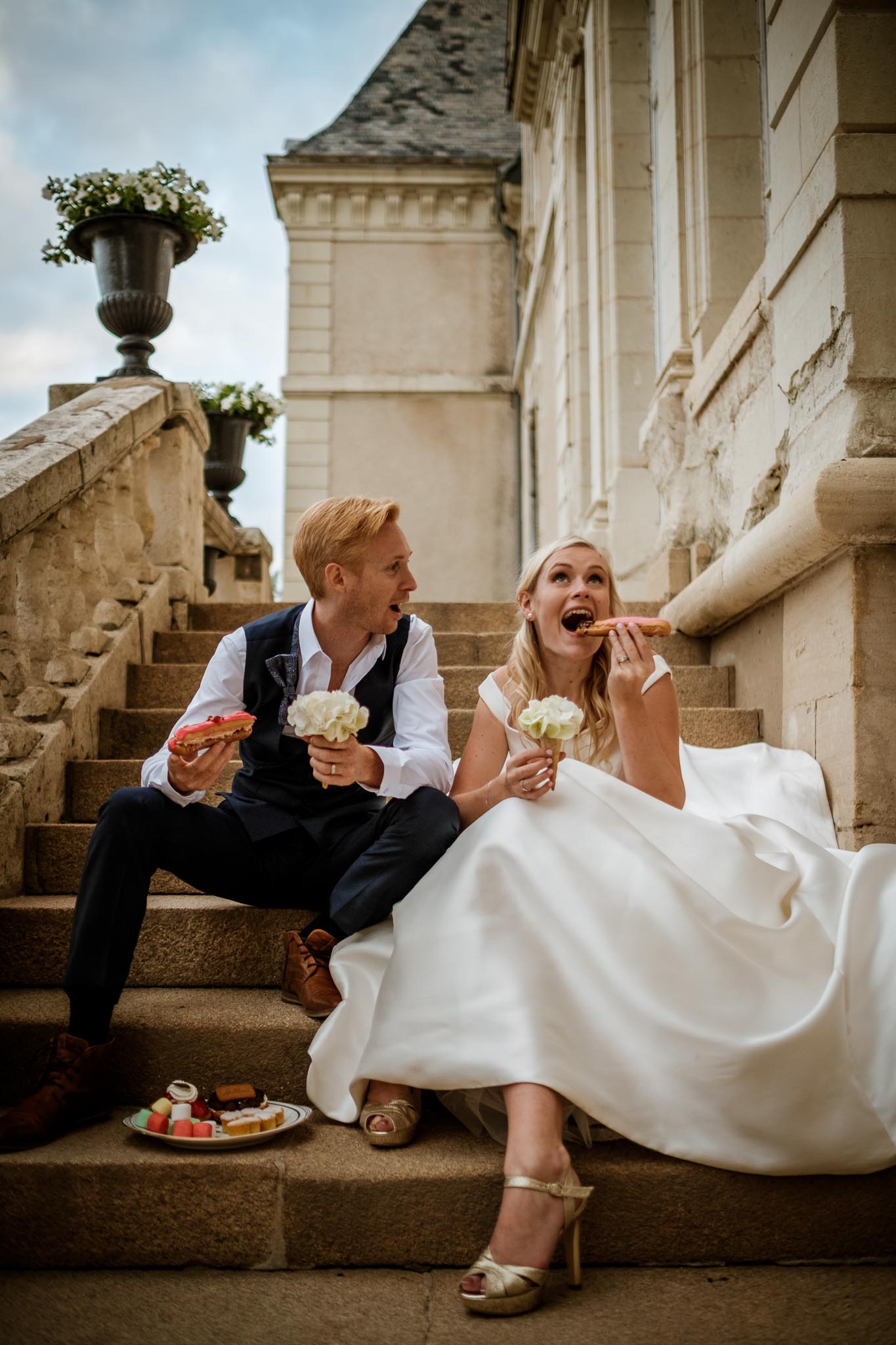 photos de couple fun et décalées lors d’une séance couple de mariage mise en scène au Château de Vair à Anetz par Geoffrey Arnoldy photographe