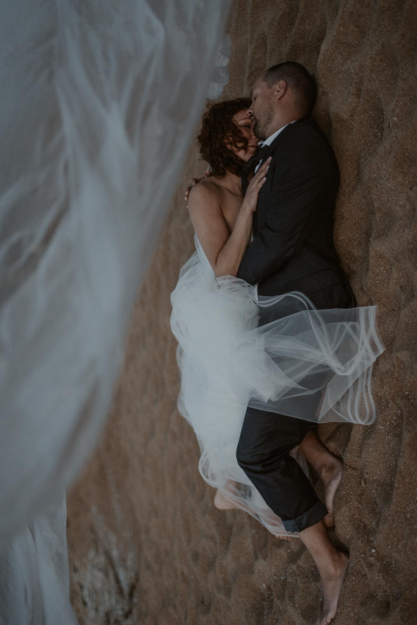 Séance couple artistique après mariage onirique & poétique sur la plage au bord de l’Océan près de la Baule par Geoffrey Arnoldy photographe