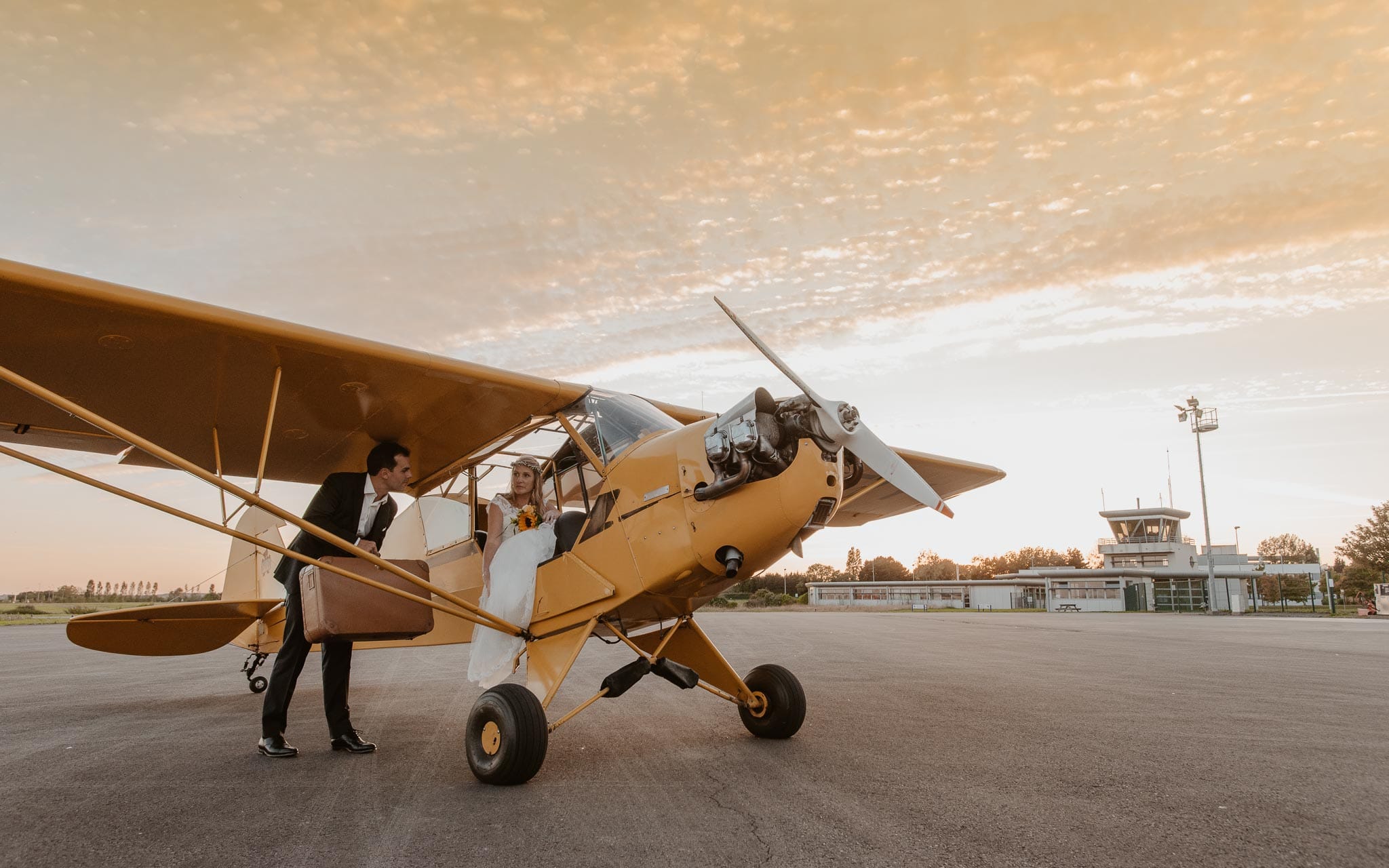 photo d’une séance de couple day-after poétique & romantique sur le thème du voyage à l’aérodrome d’Ancenis par Geoffrey Arnoldy photographe