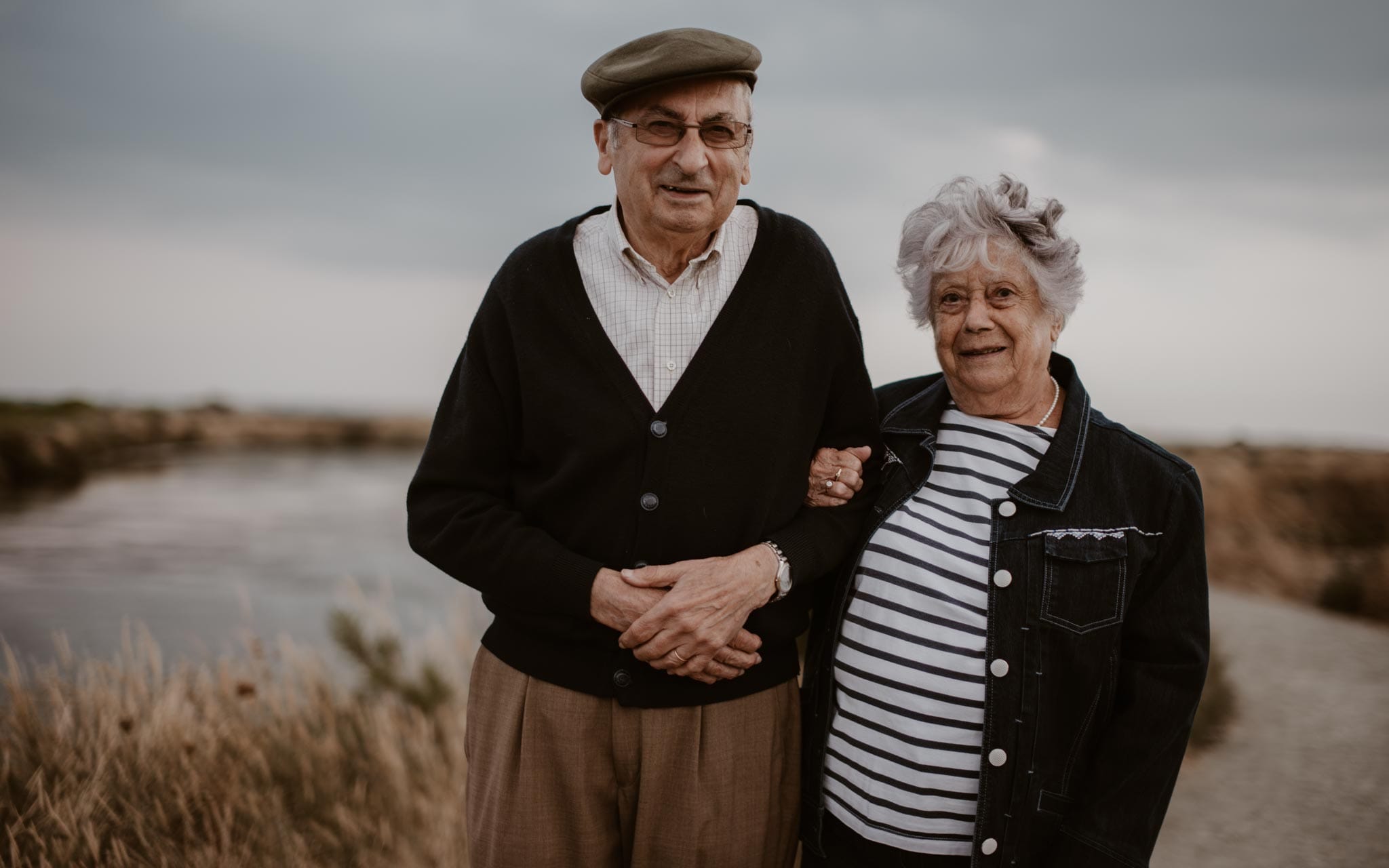 Séance photo lifestyle de grands-parents à Guérande et dans les marais salants par Geoffrey Arnoldy photographe