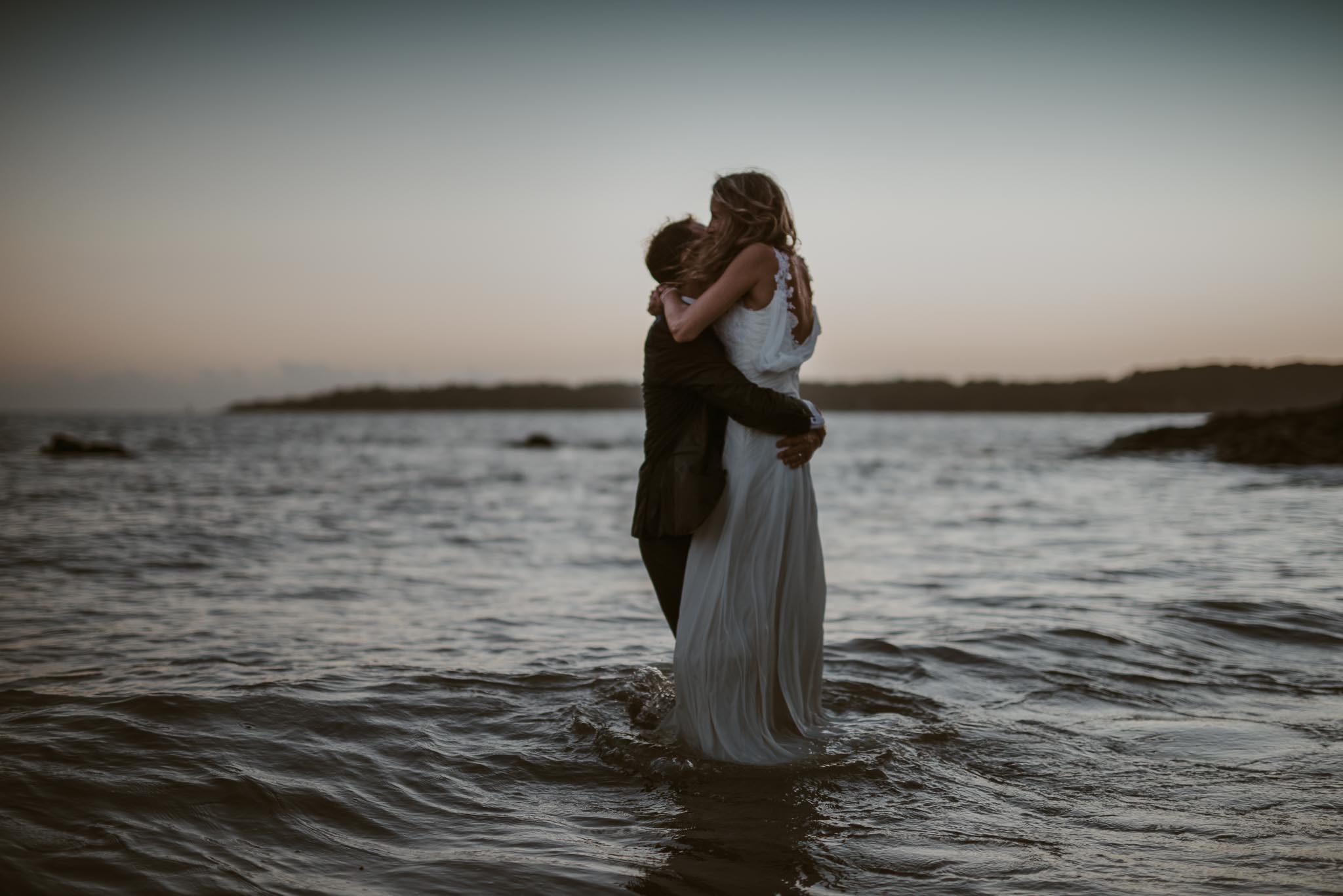 photo d’une séance de couple trash the dress poétique & romantique sur la plage au bord de l’océan à Saint Nazaire par Geoffrey Arnoldy photographe