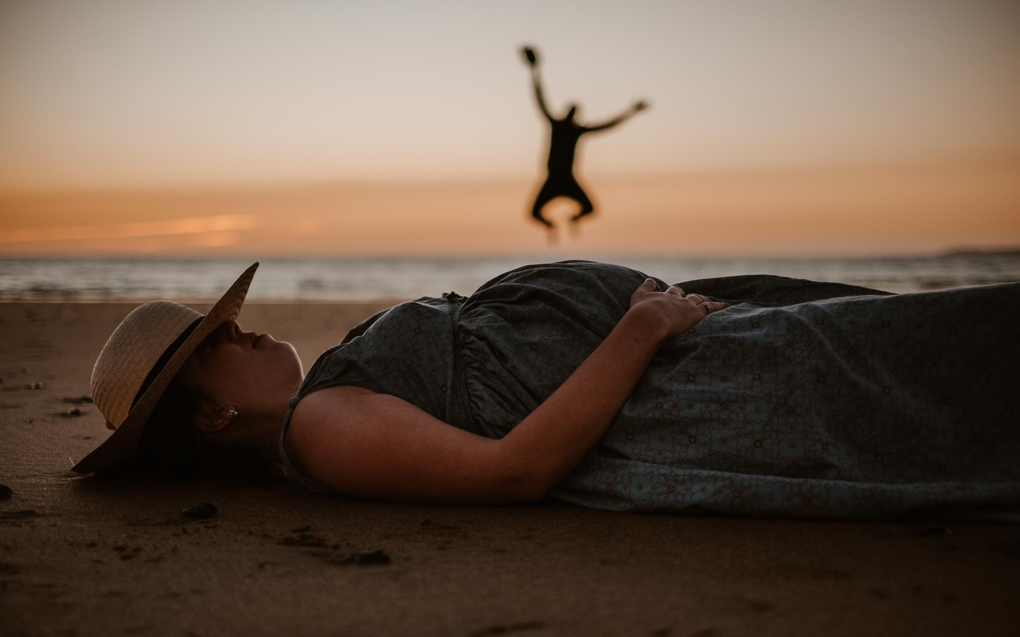 Séance photo de grossesse et famille en extérieur, à l’ambiance poétique et humoristique, sur la plage à la Baule par Geoffrey Arnoldy photographe