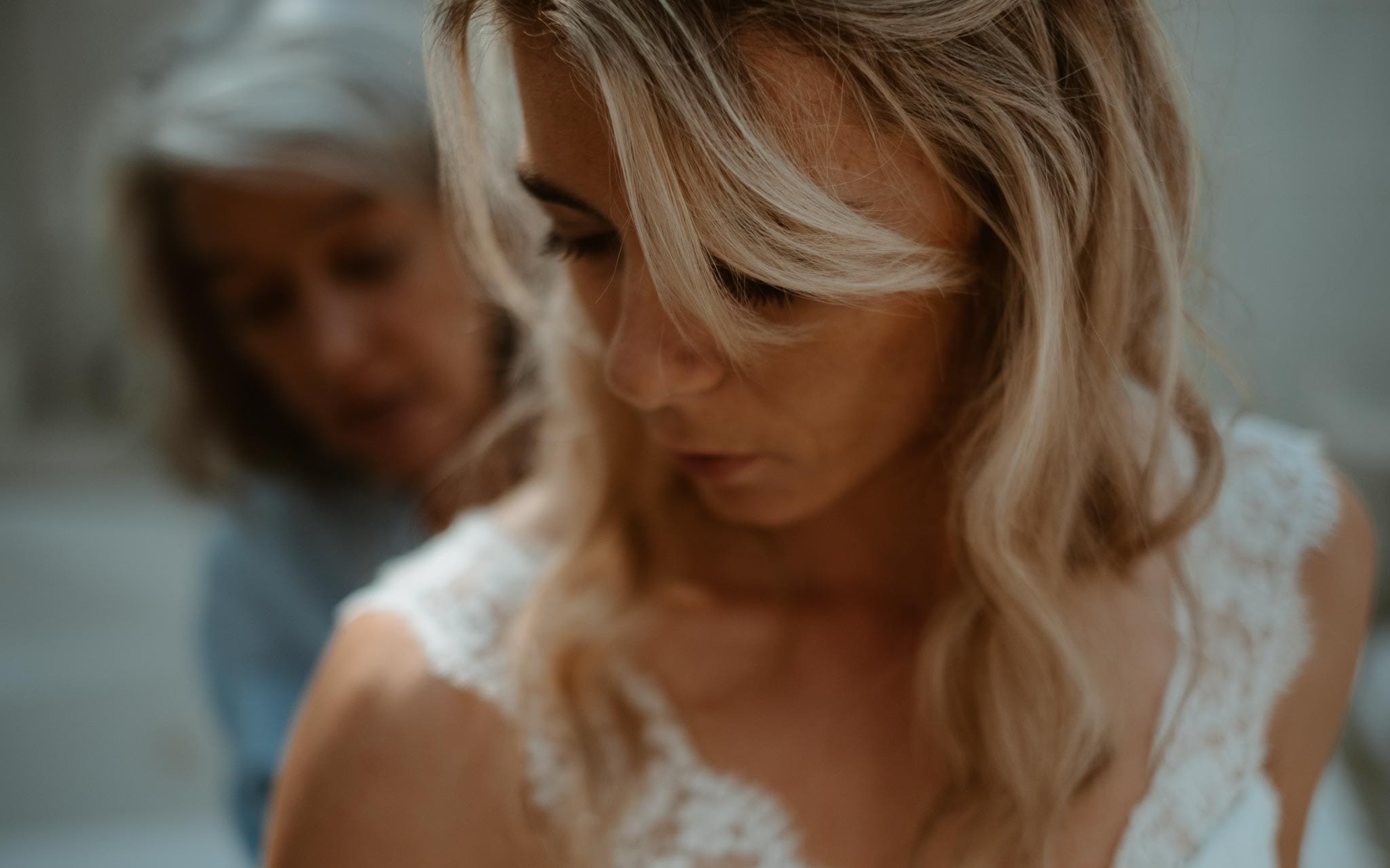 photographies d’une mariée chic et d’un gendarme à Angers et Durval