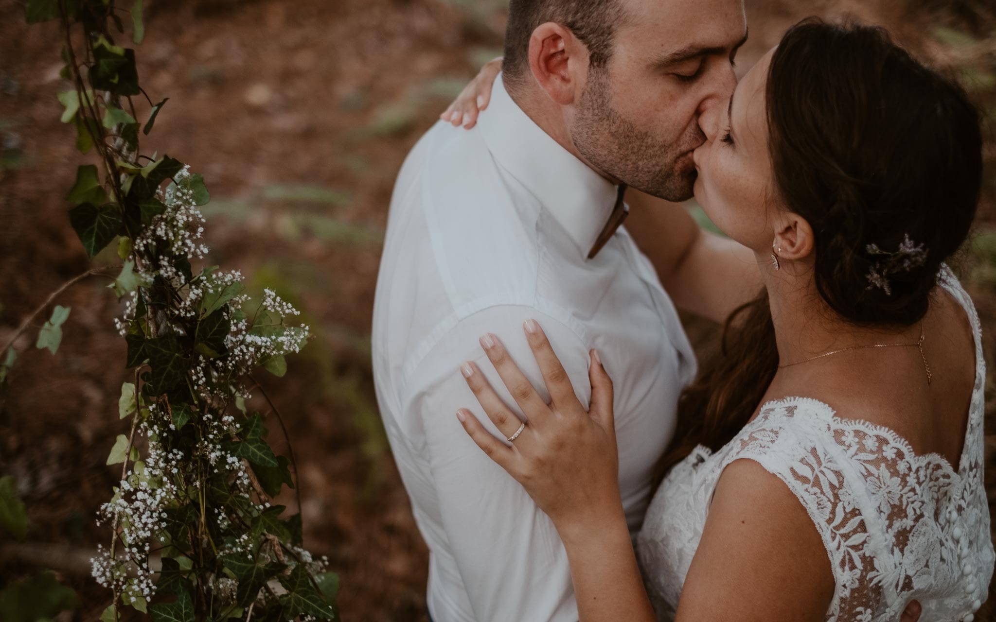 Séance couple après mariage naturelle et romantique dans une forêt en Vendée par Geoffrey Arnoldy photographe