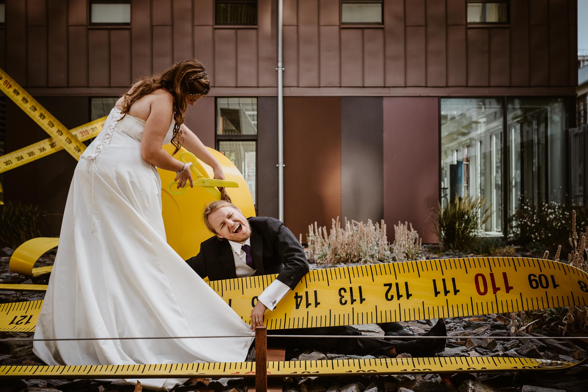 Séance couple artistique après mariage créative et décalée autour d’une oeuvre du Voyage à Nantes par Geoffrey Arnoldy photographe