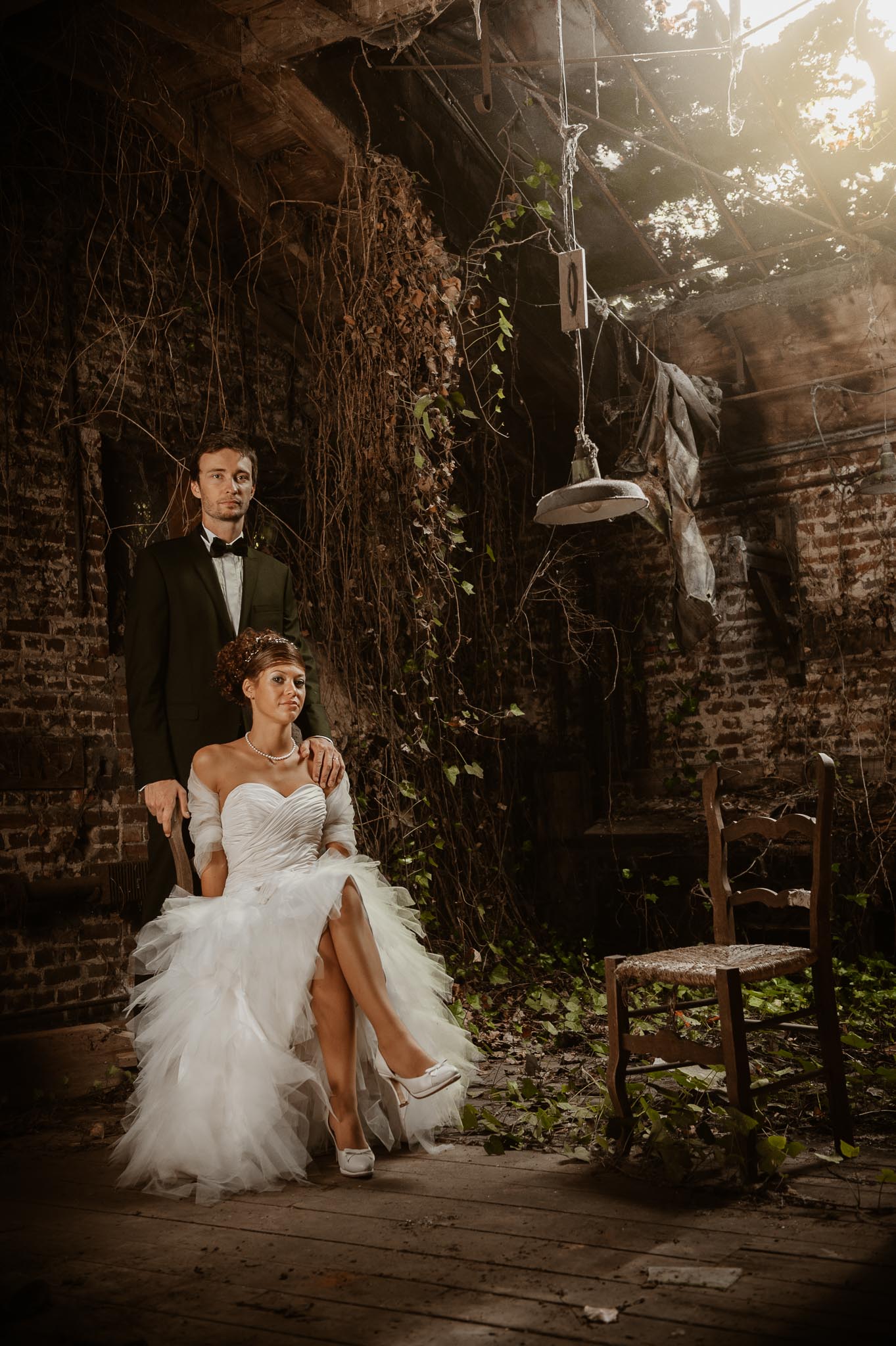 Séance couple après mariage poétique & romantique dans une friche pré-industrielle près de Amiens par Geoffrey Arnoldy photographe