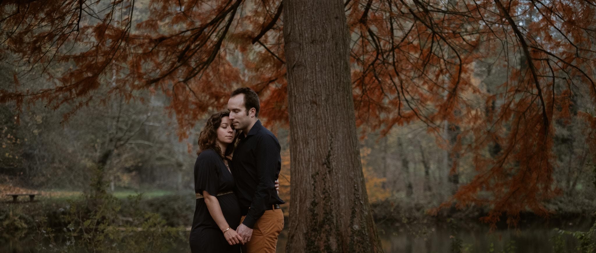 Séance photo de grossesse et futurs parents en extérieur, à l’ambiance poétique, en forêt à l’automne près de Clisson par Geoffrey Arnoldy photographe