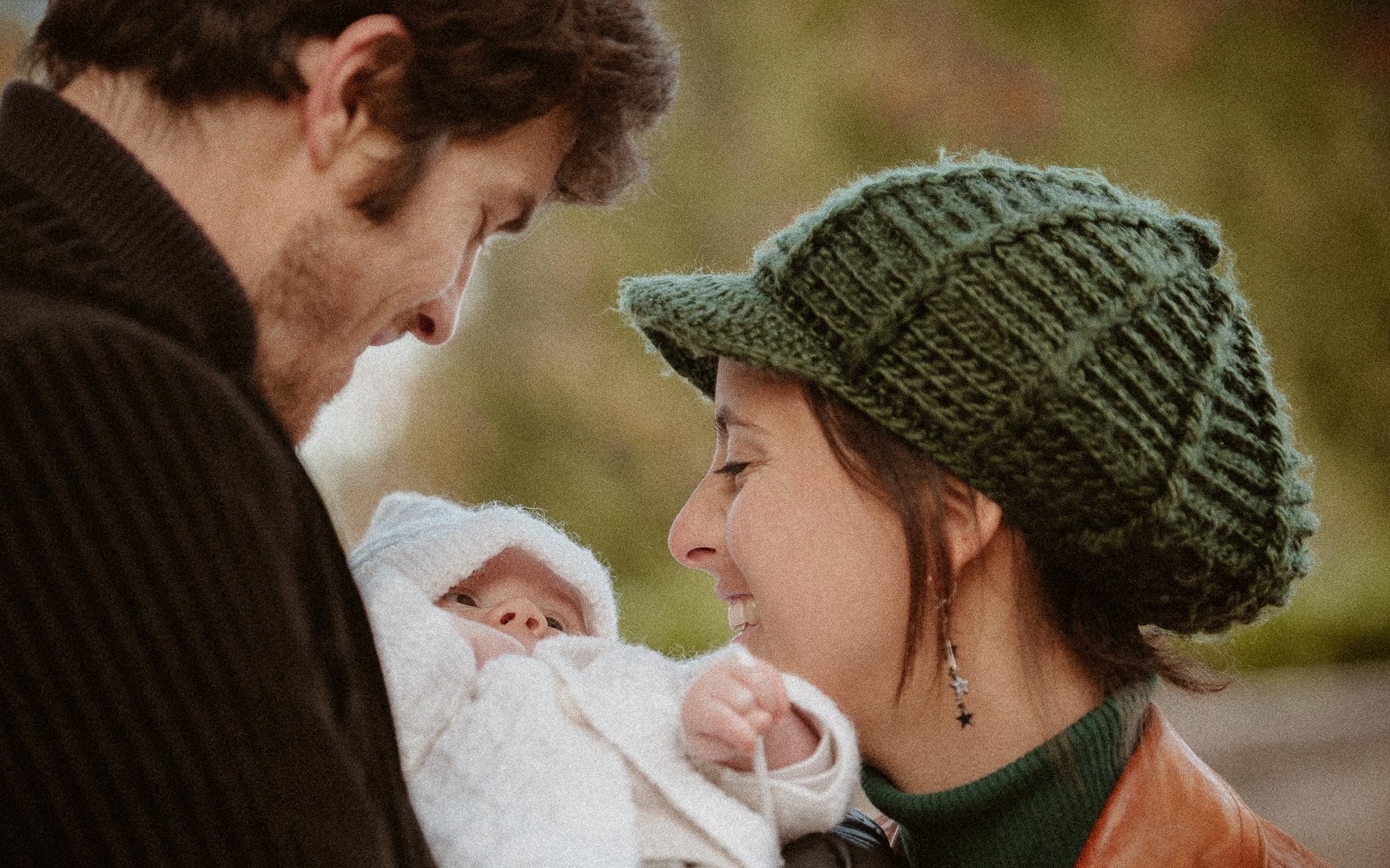 Séance photo lifestyle de famille de jeunes parents et d’un bébé en région parisienne à Saint Germain en Laye par Geoffrey Arnoldy photographe